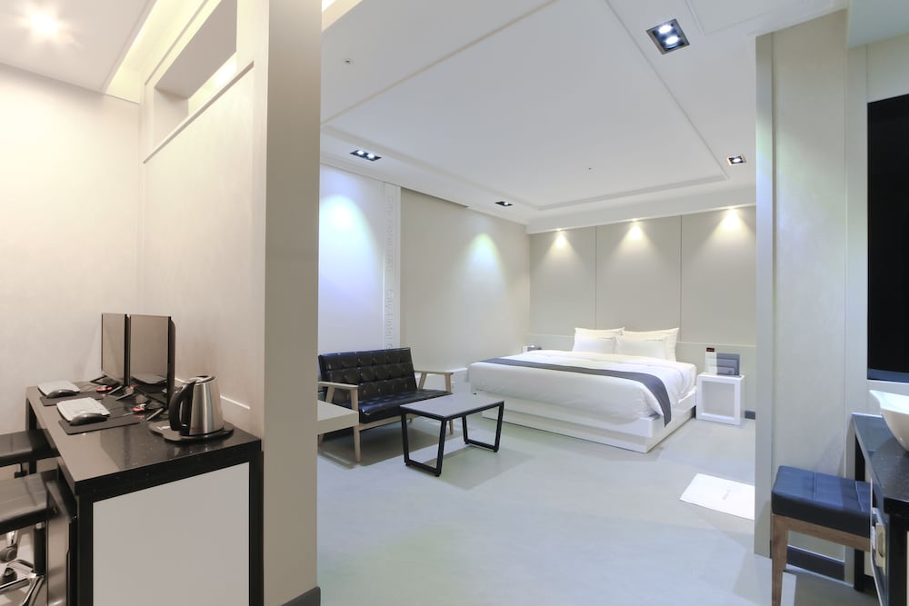 Deluxe Room - Photo 10