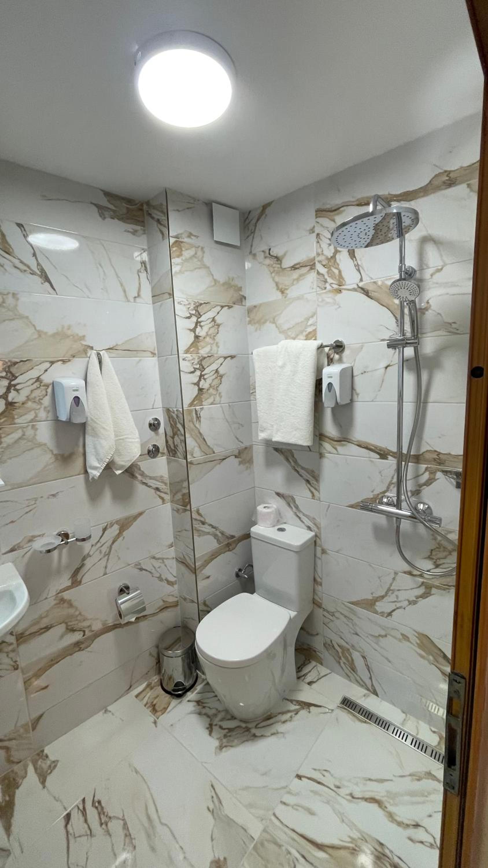 Standard Double Room - Photo 17