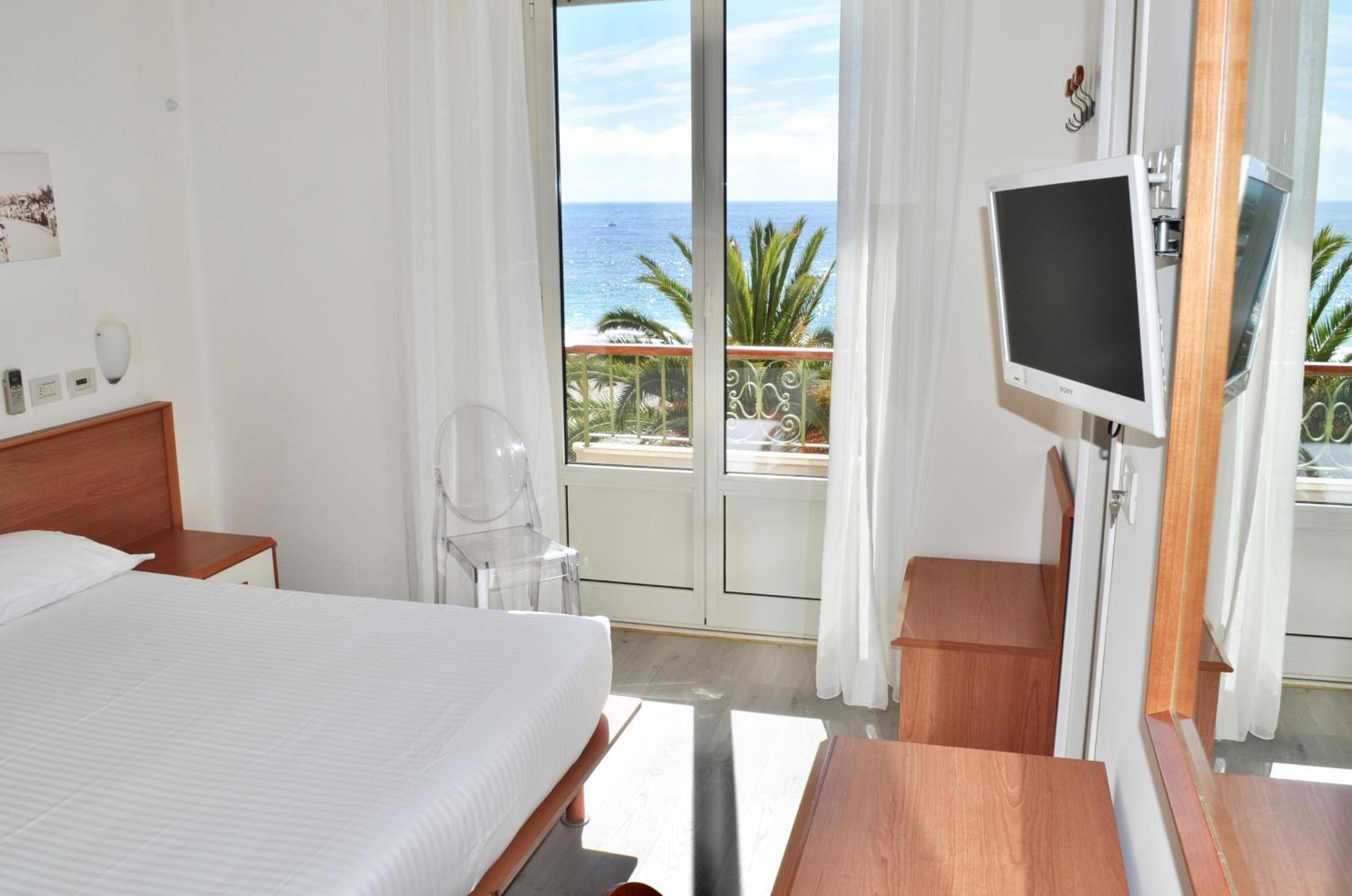 Double or Twin Room with Balcony and Sea View photo 2