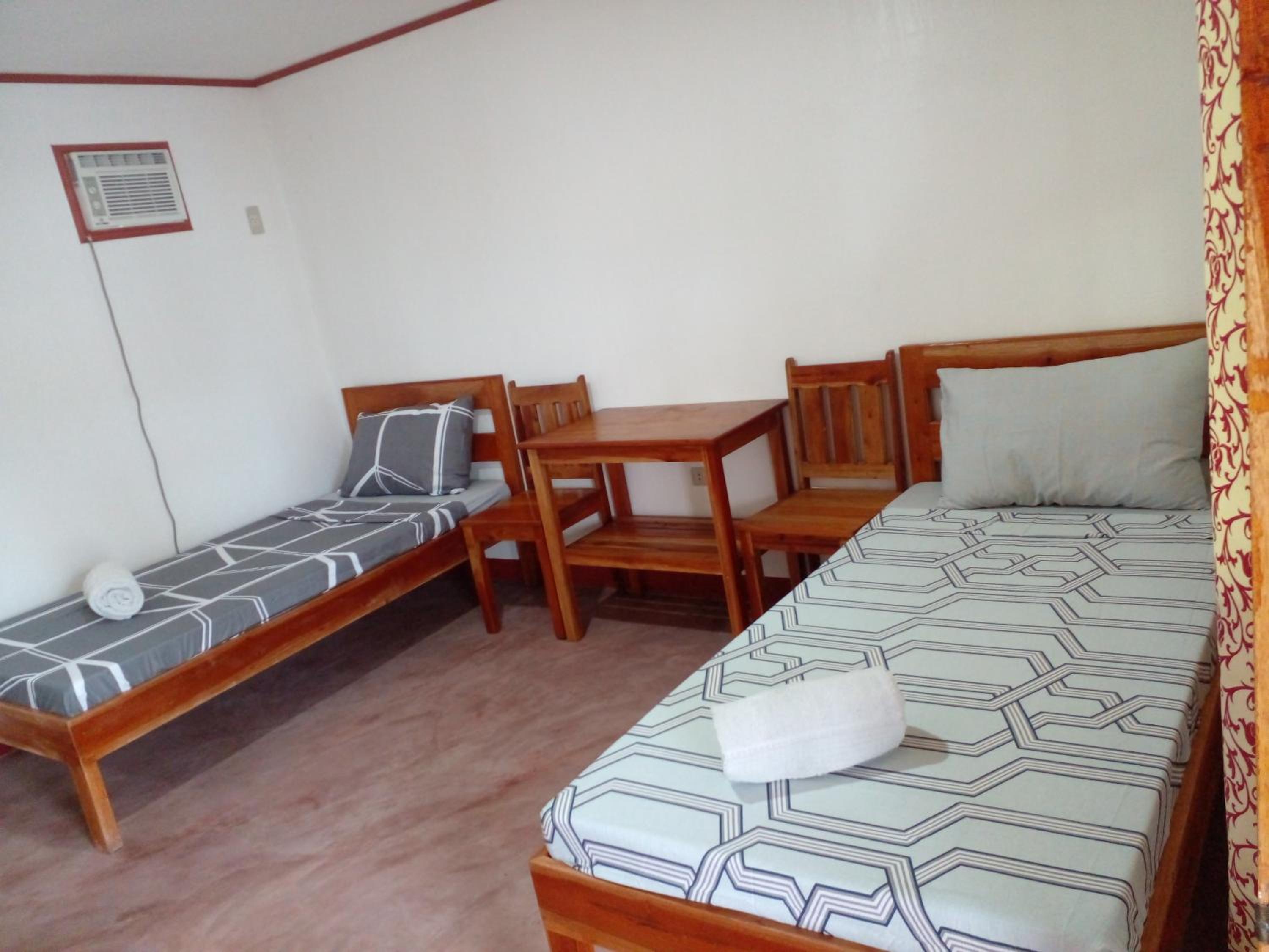 Twin Room with Private Bathroom photo 2