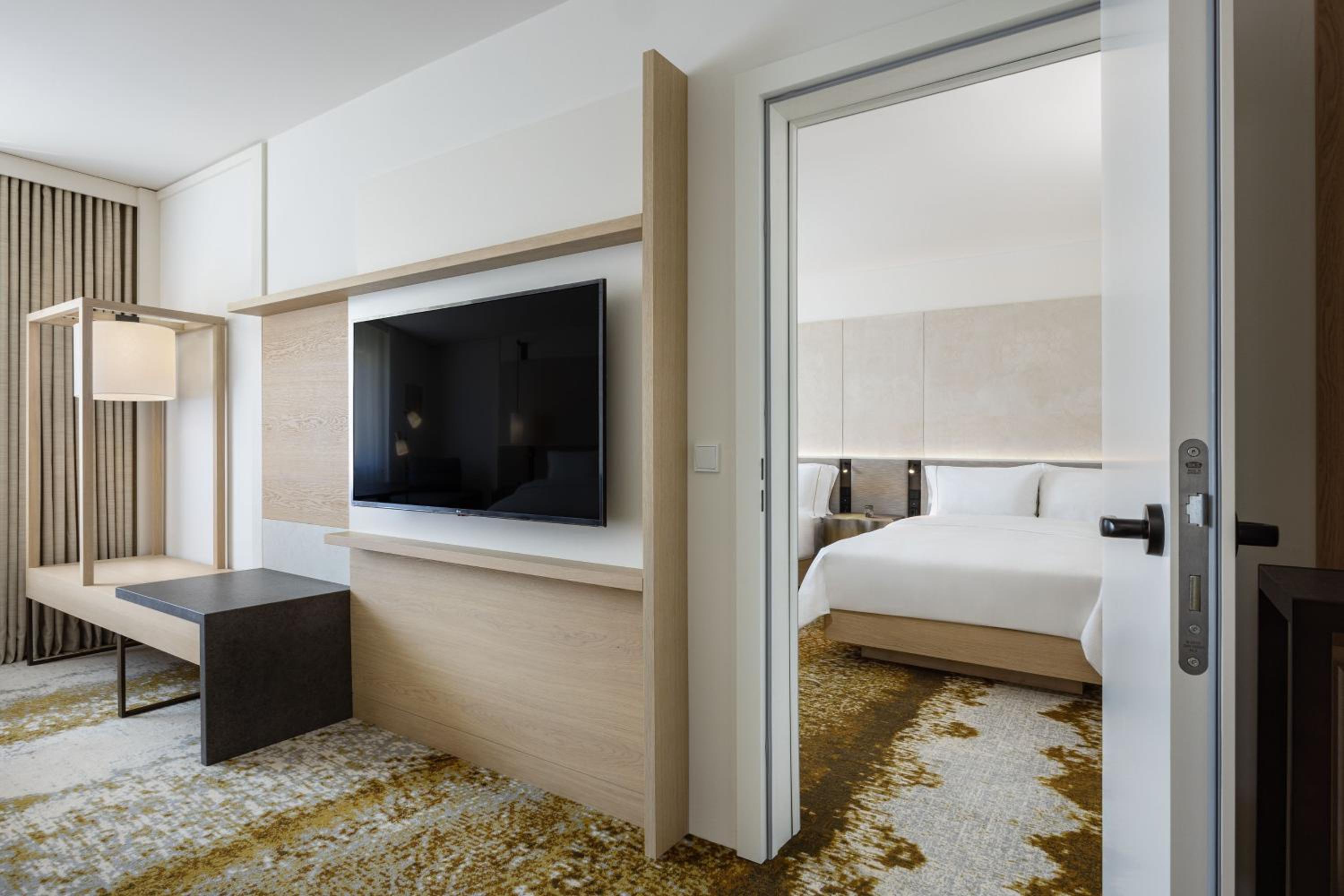 Deluxe King Room - Photo 13