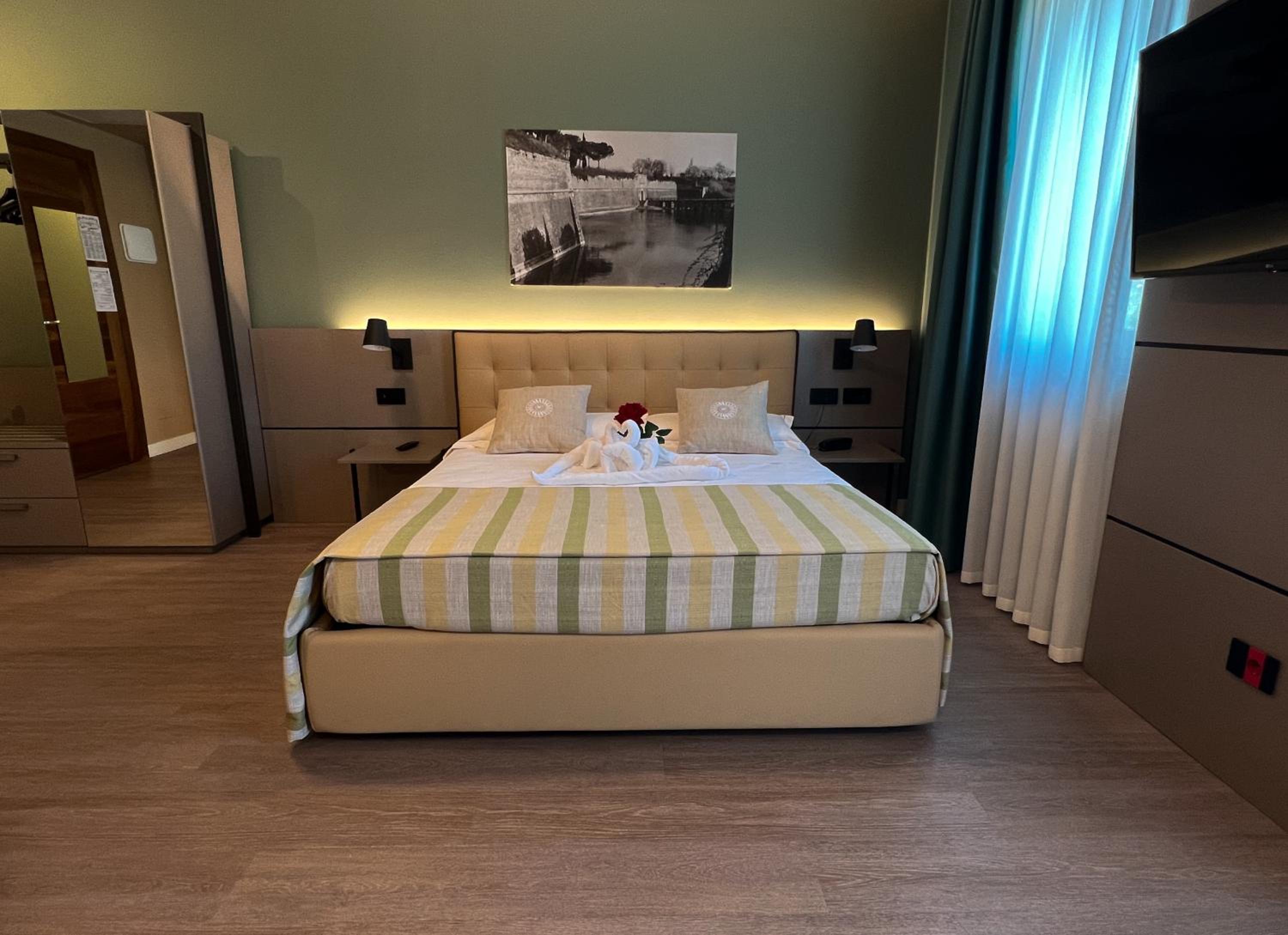 Superior Double Room With Balcony and Partial Lake View - Photo 11