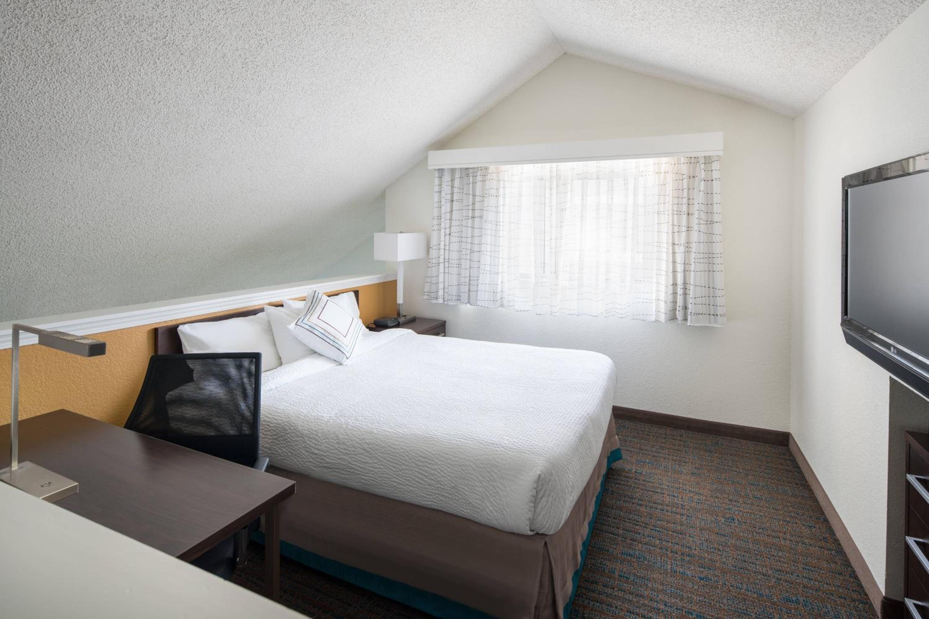 Two-Bedroom Suite - Photo 6