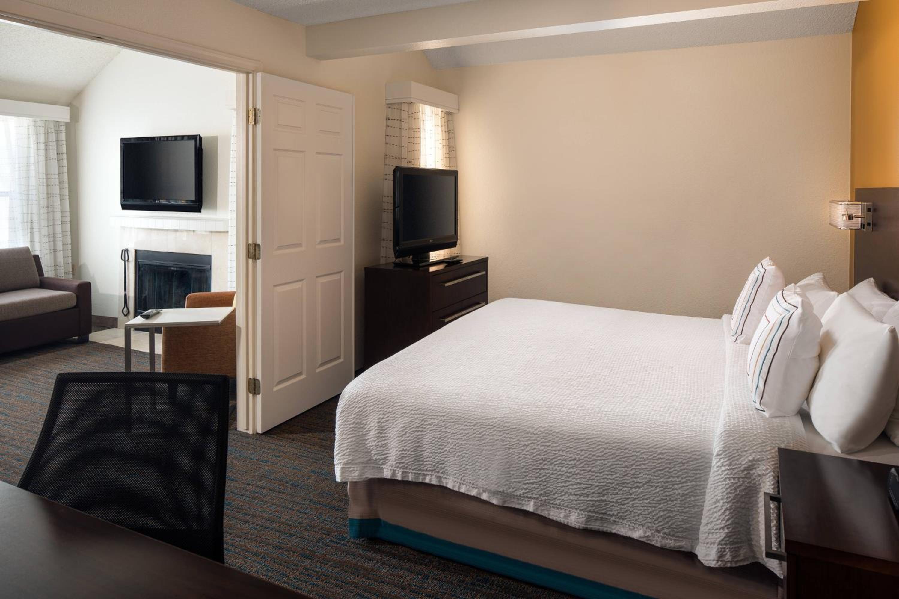 Two-Bedroom Suite - Photo 7