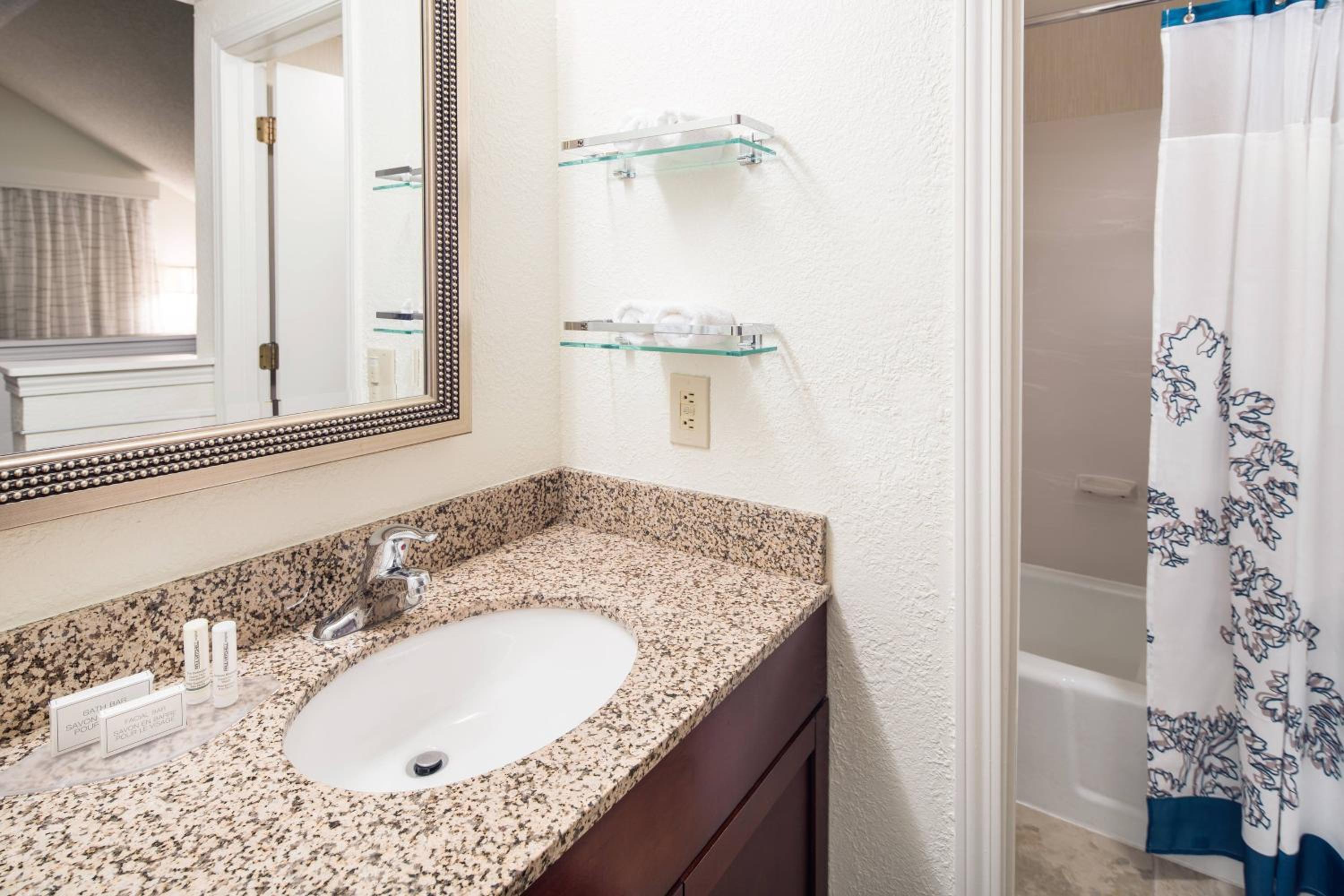 Two-Bedroom Suite - Photo 4