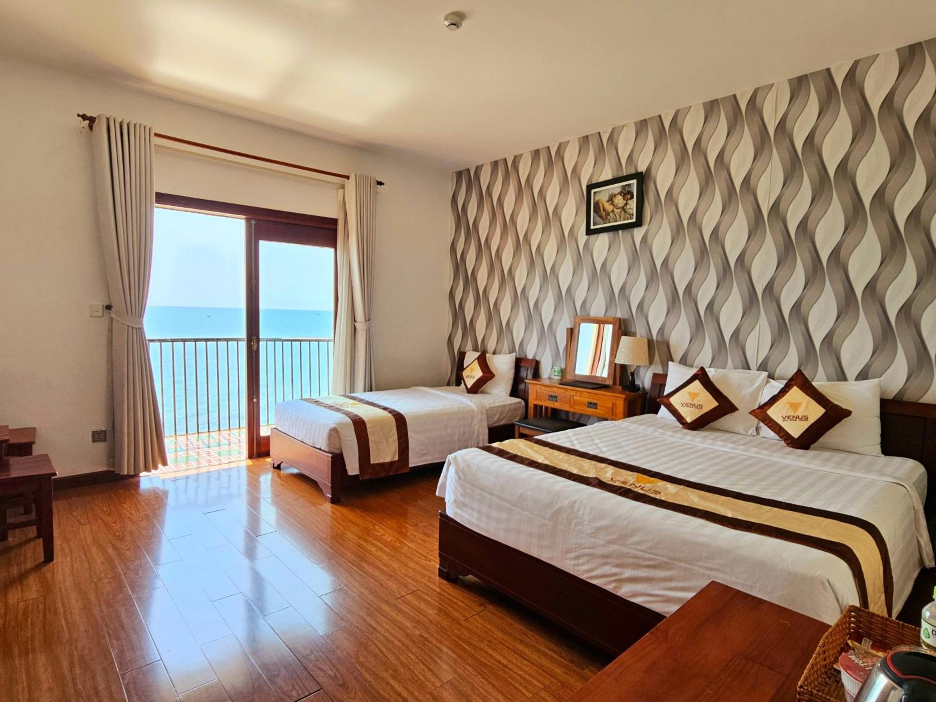 Deluxe Double Room with Balcony and Sea View