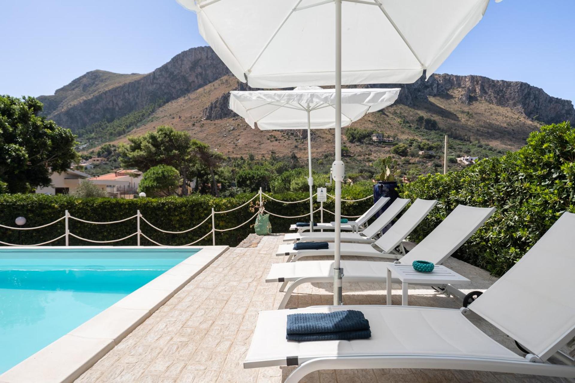 Triple Room with Pool View photo 3