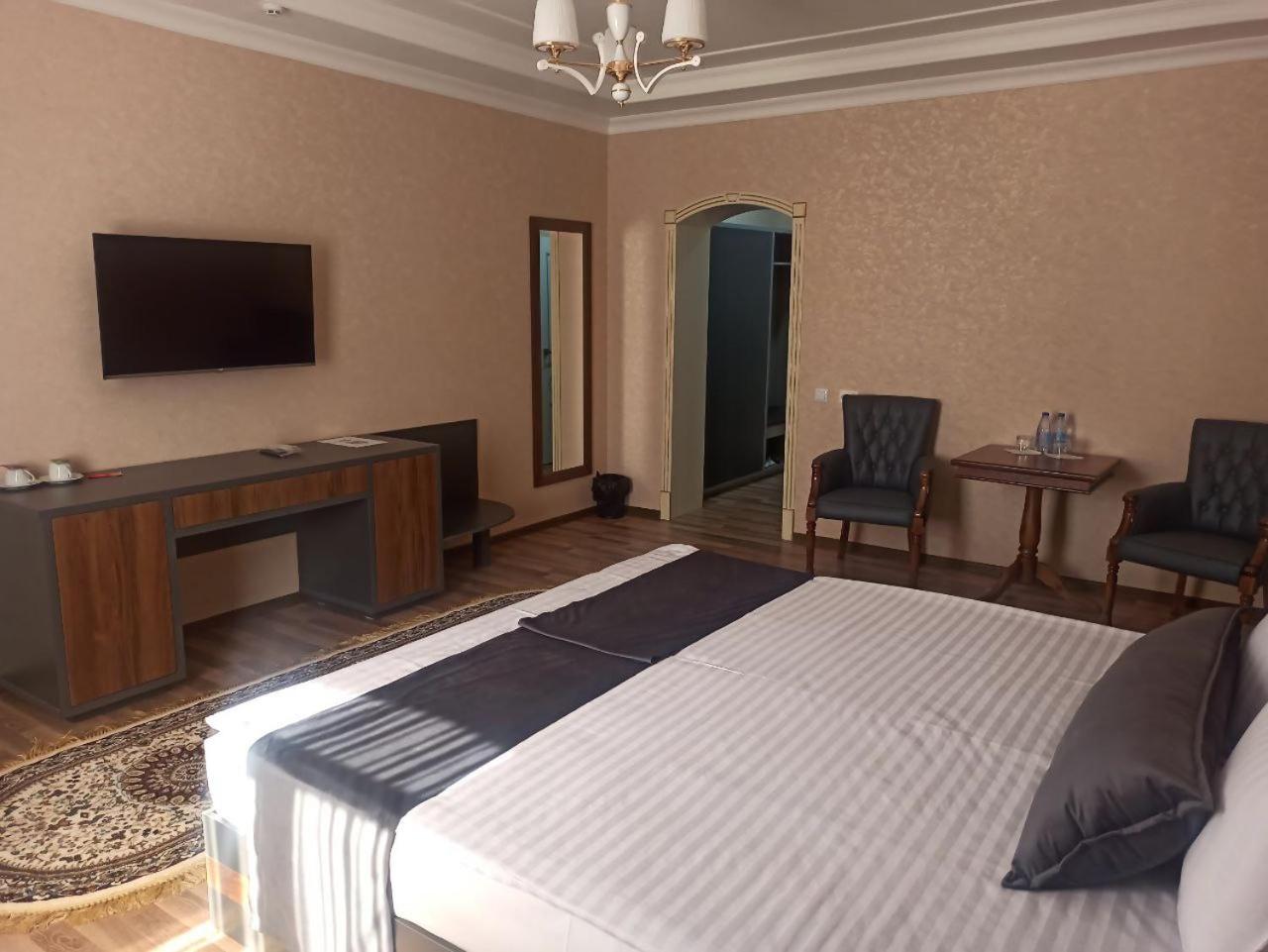 Deluxe Double Room (1 adult + 2 children)