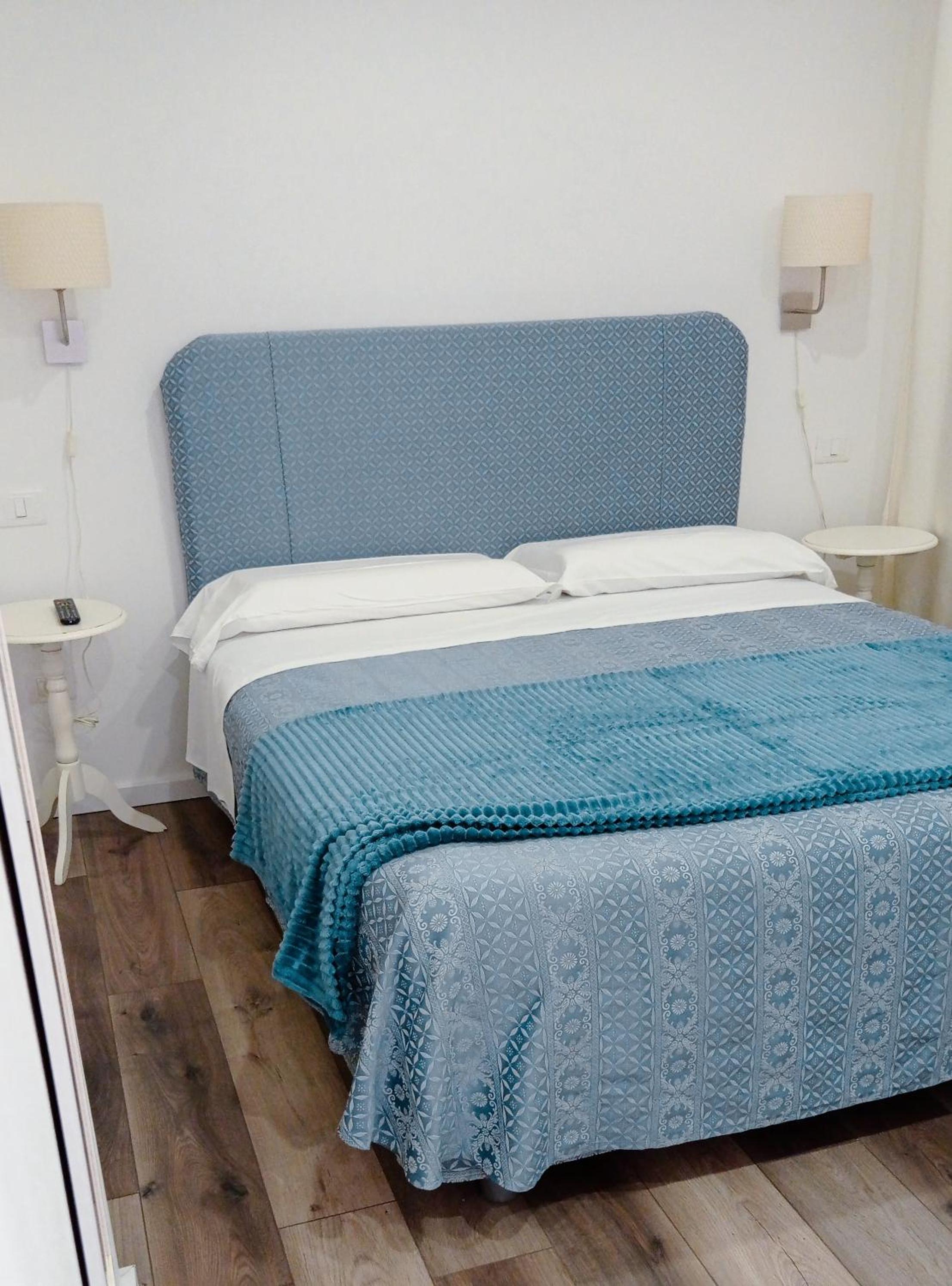 One-Bedroom Suite - Photo 4