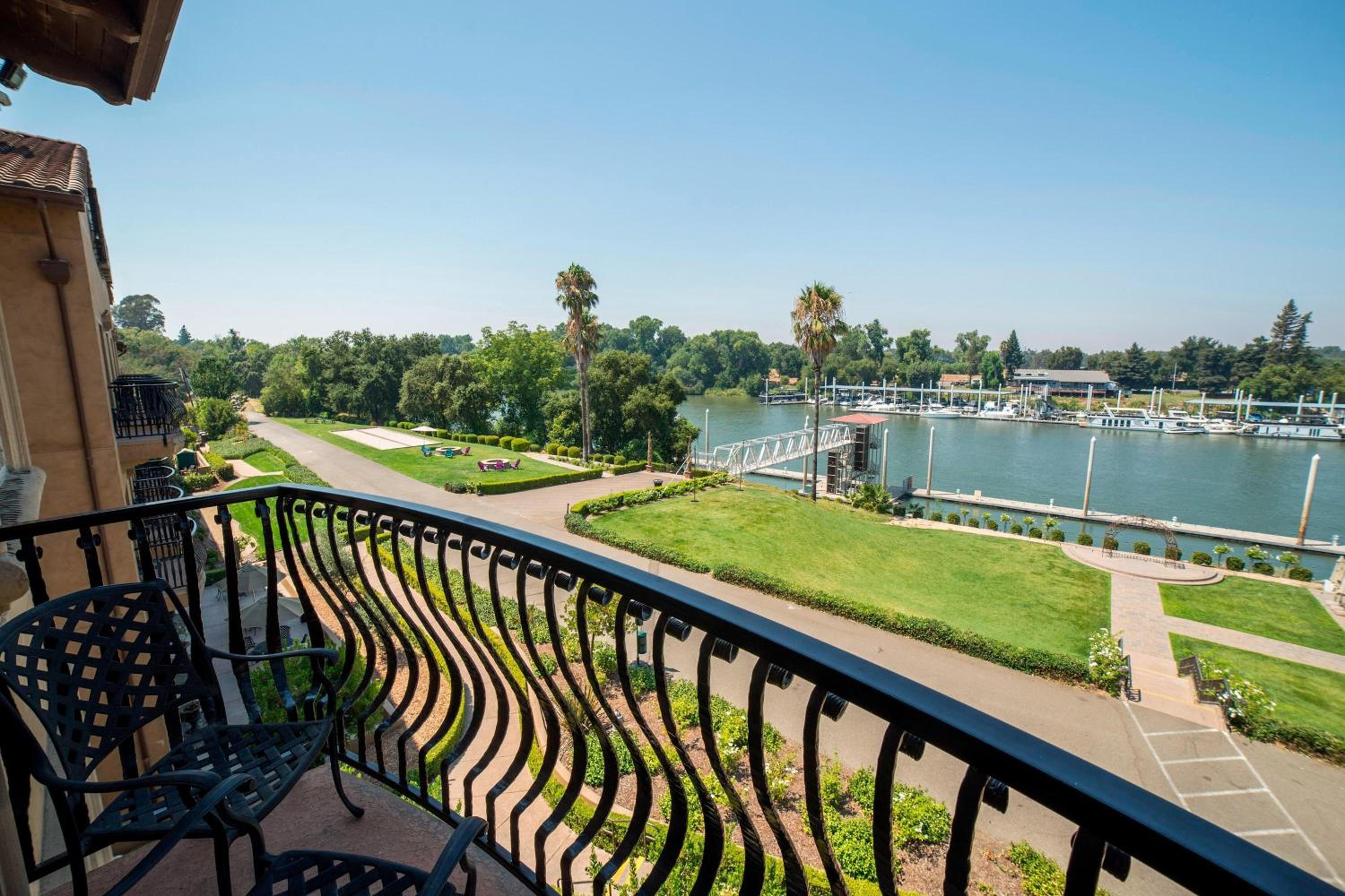 Guest room, 1 King, River view, Balcony - Photo 6