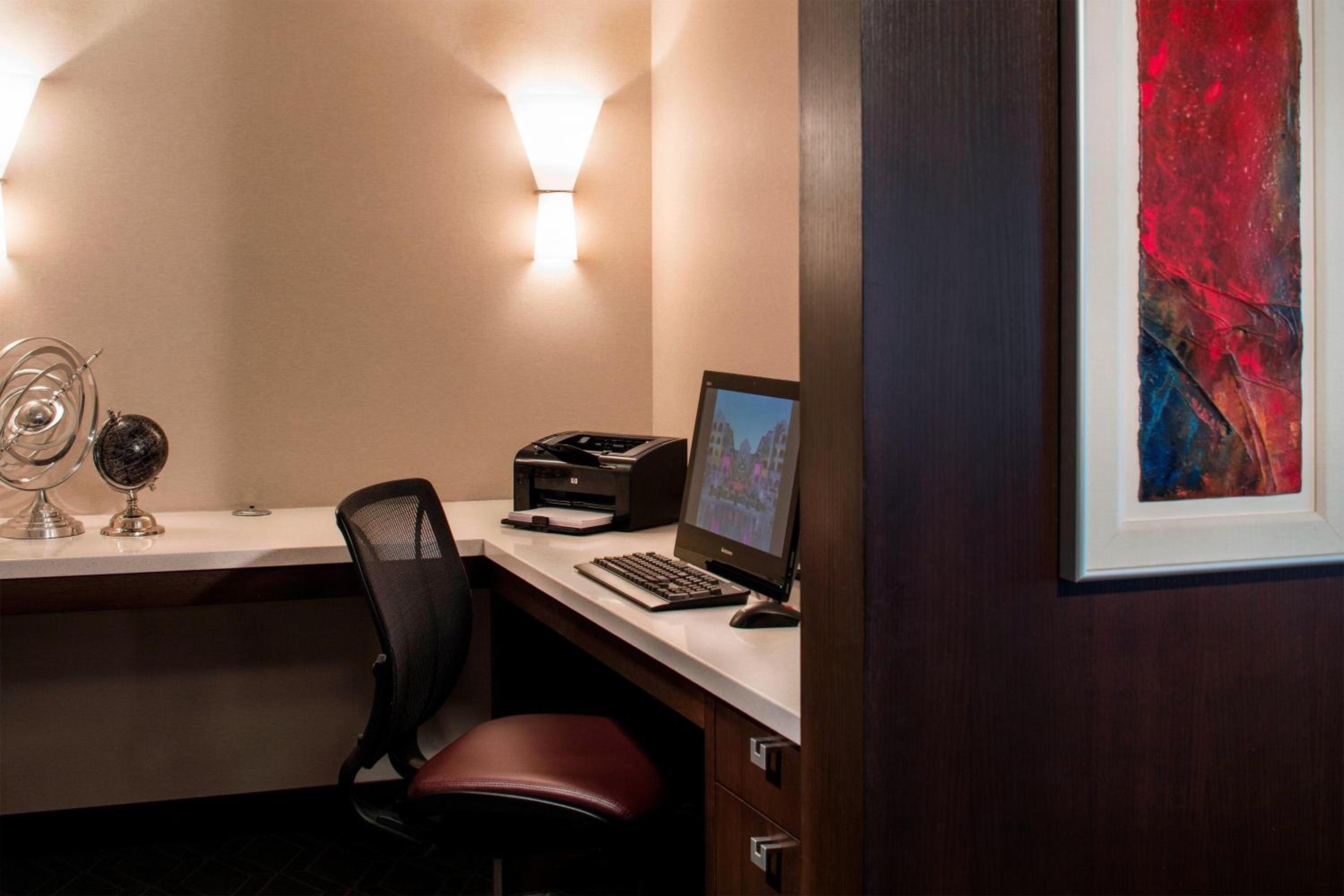 Deluxe King Room - Club Access - Photo 8