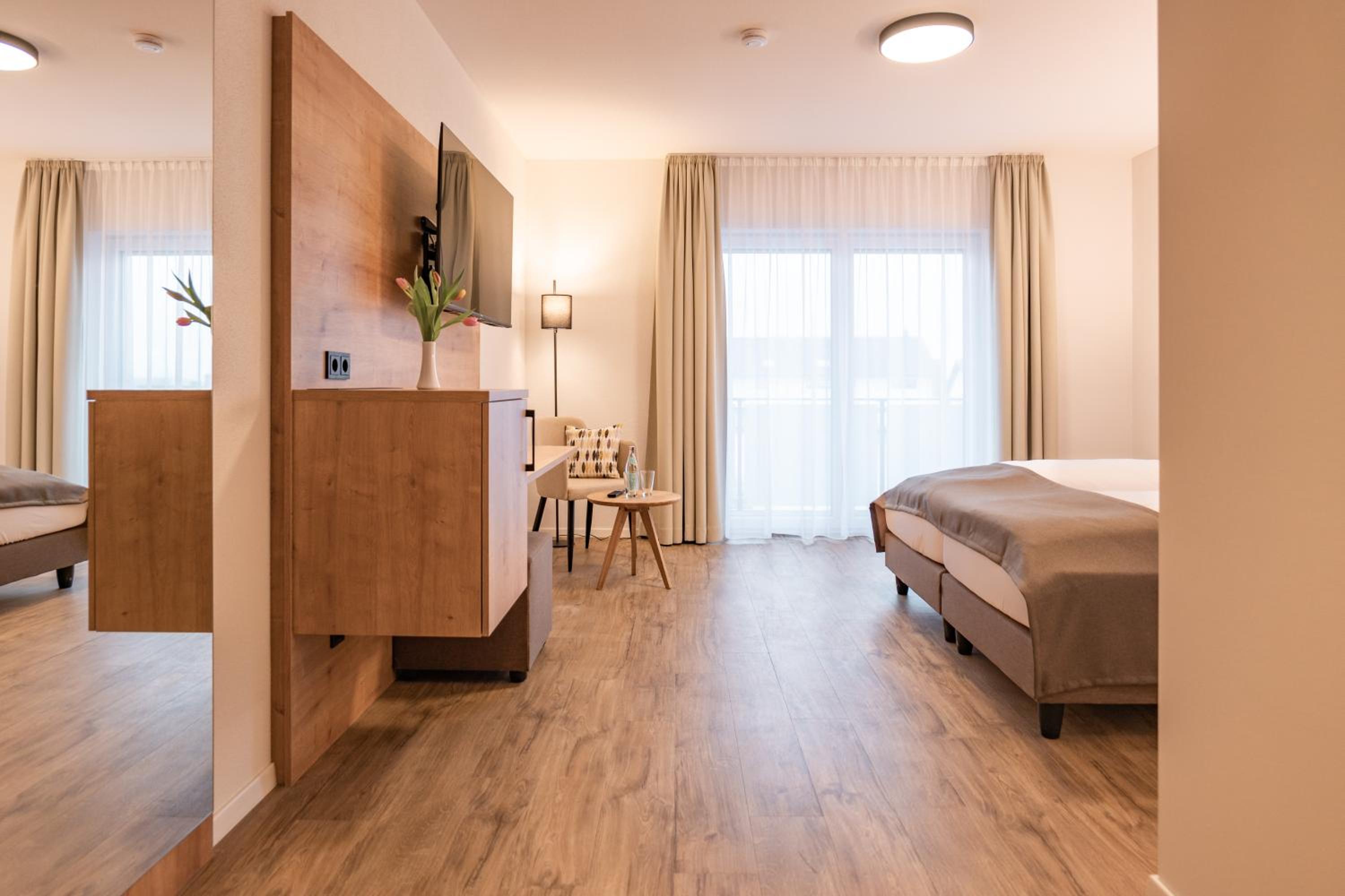 Deluxe Double Room with Balcony photo 3