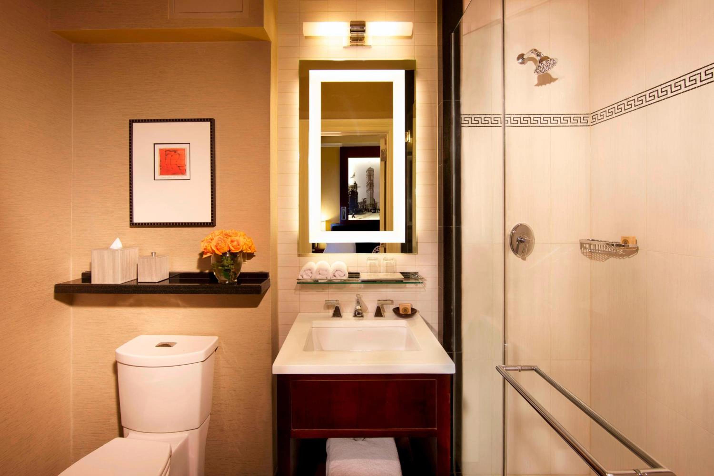 Queen Room thumbnail 5