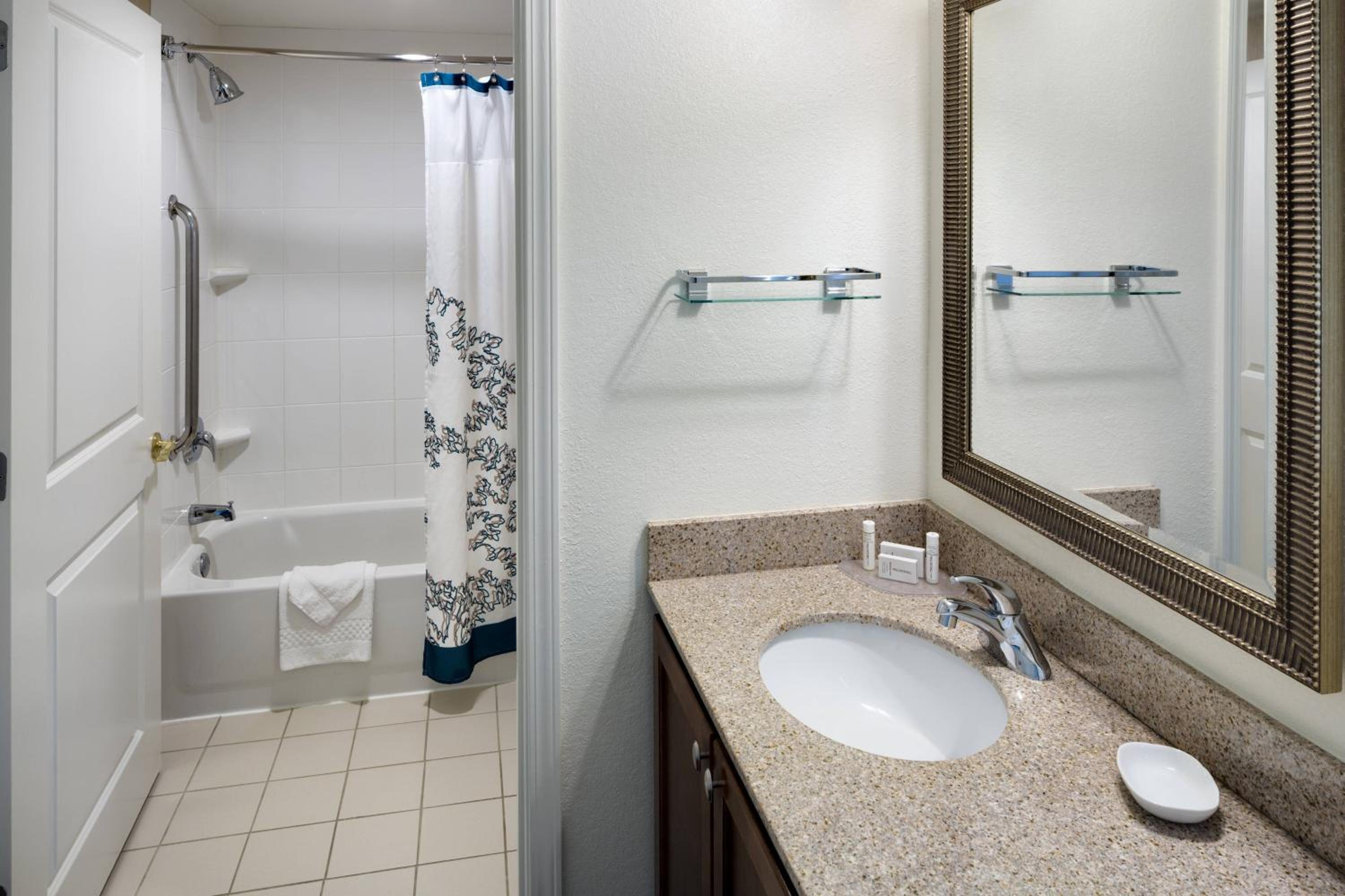 One-Bedroom King Suite - Photo 3