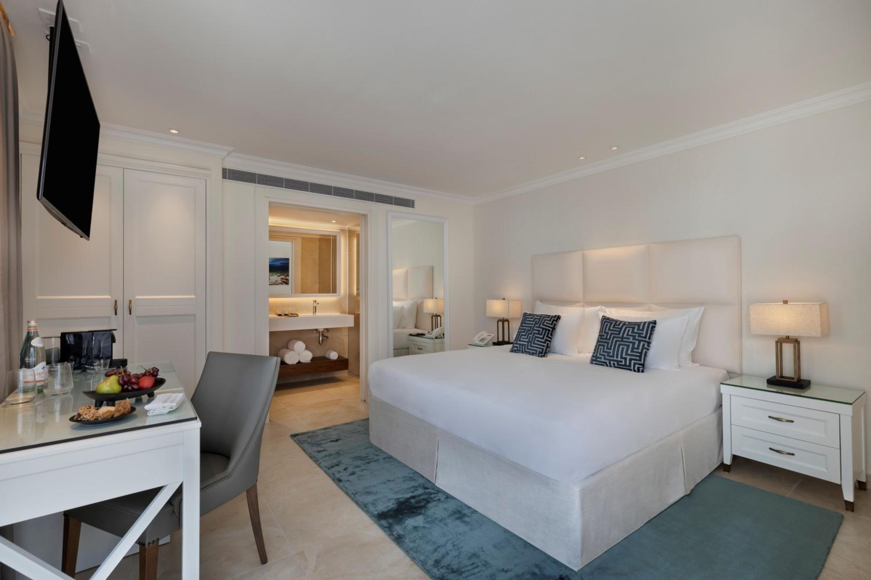 Superior Double or Twin Room with Pool View - Photo 4