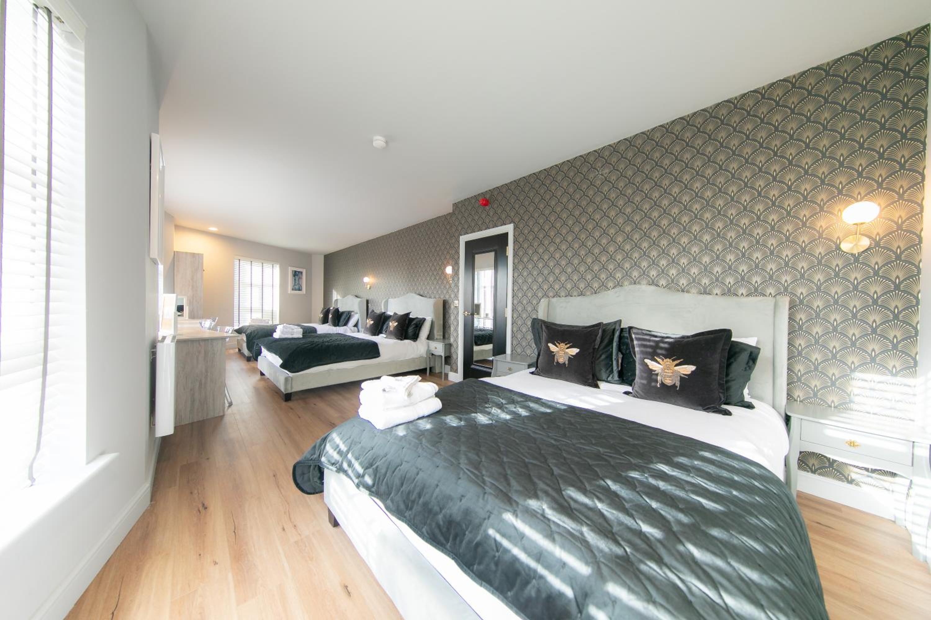 Deluxe One-Bedroom Apartment - Photo 3