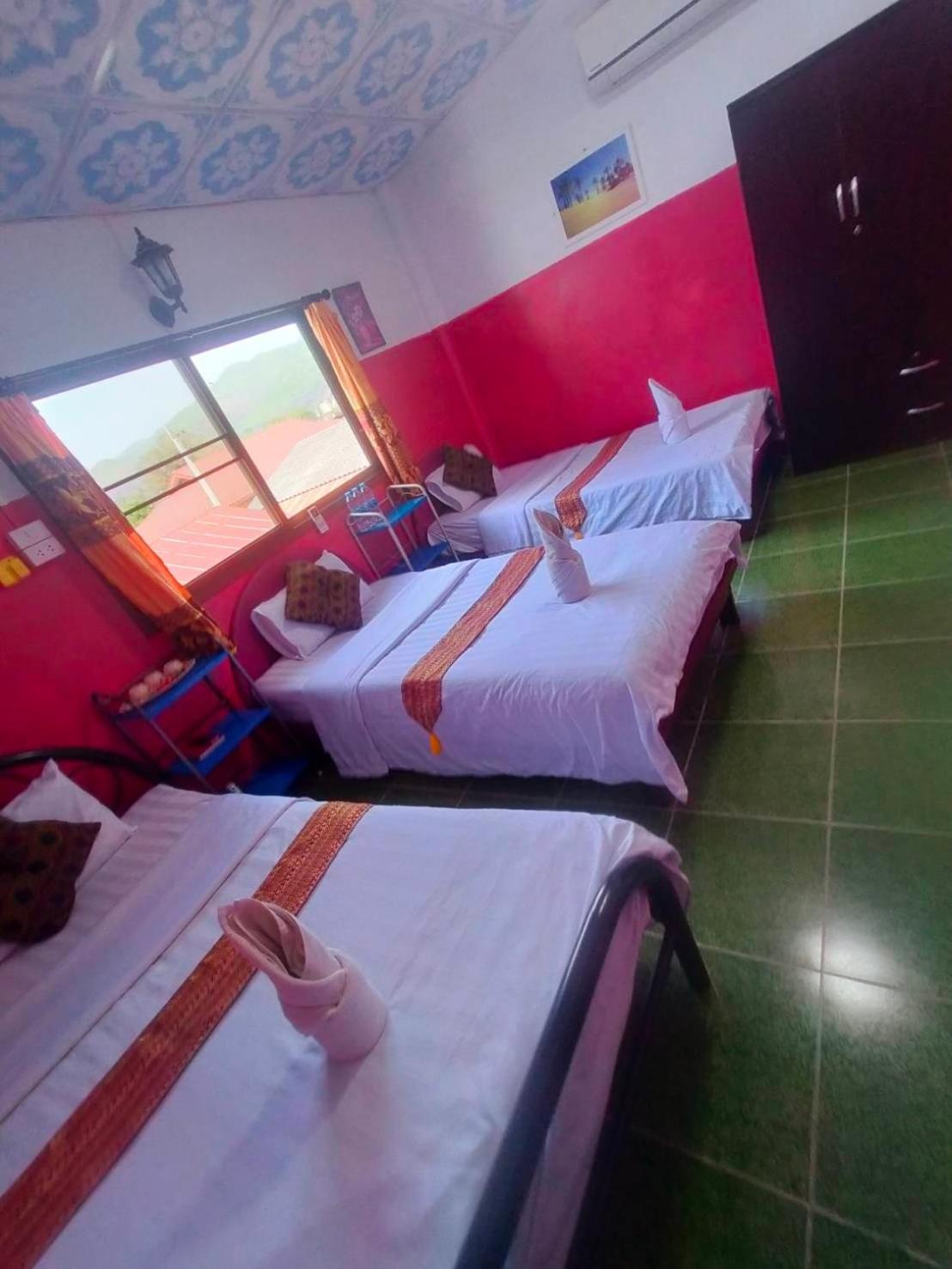 Classic Triple Room with Private Bathroom - Photo 9