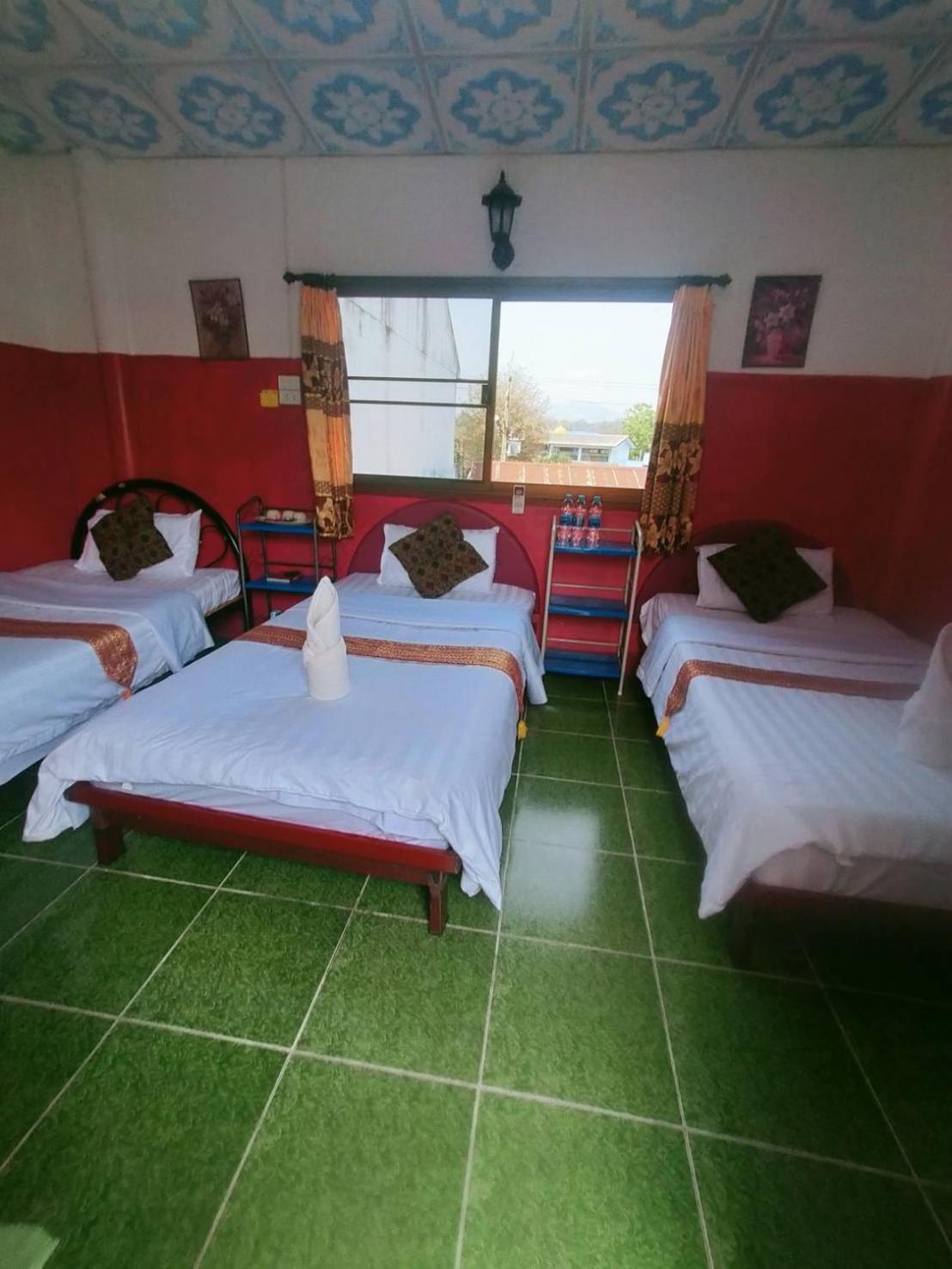 Classic Triple Room with Private Bathroom - Photo 11