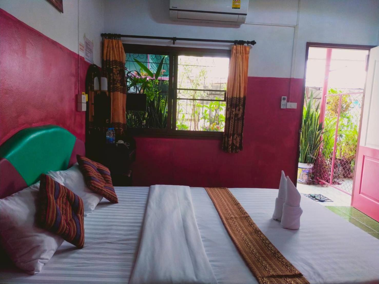 King Room with Private Bathroom - Photo 5