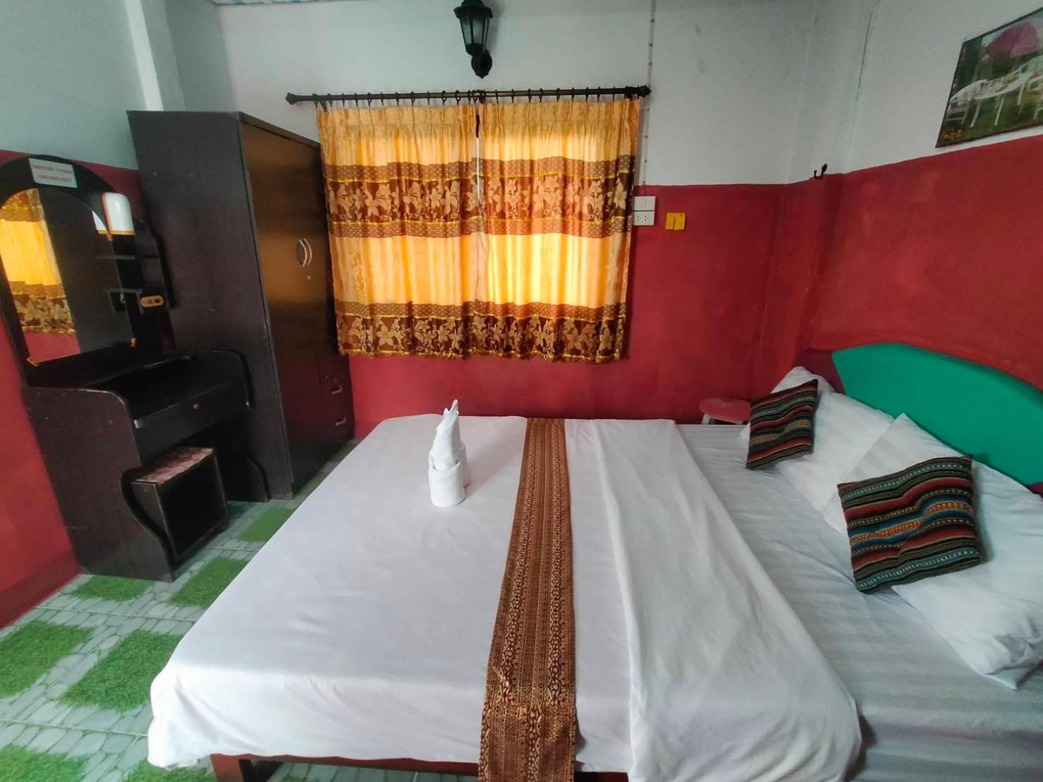 King Room with Private Bathroom - Photo 9