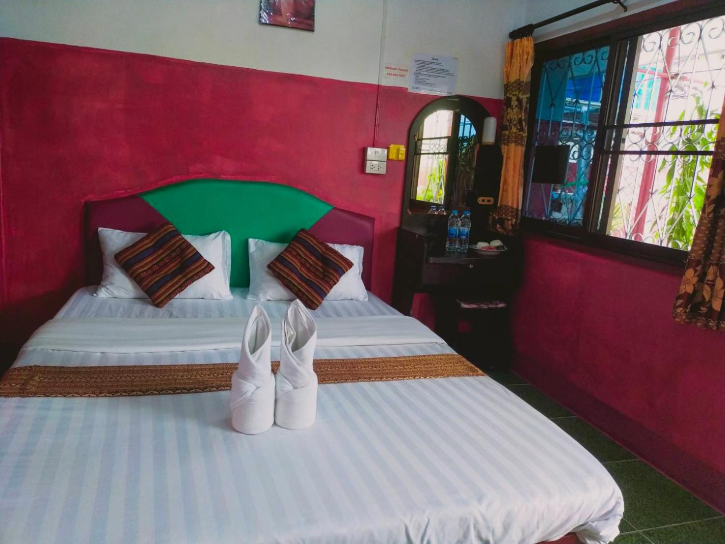 King Room with Private Bathroom - Photo 10