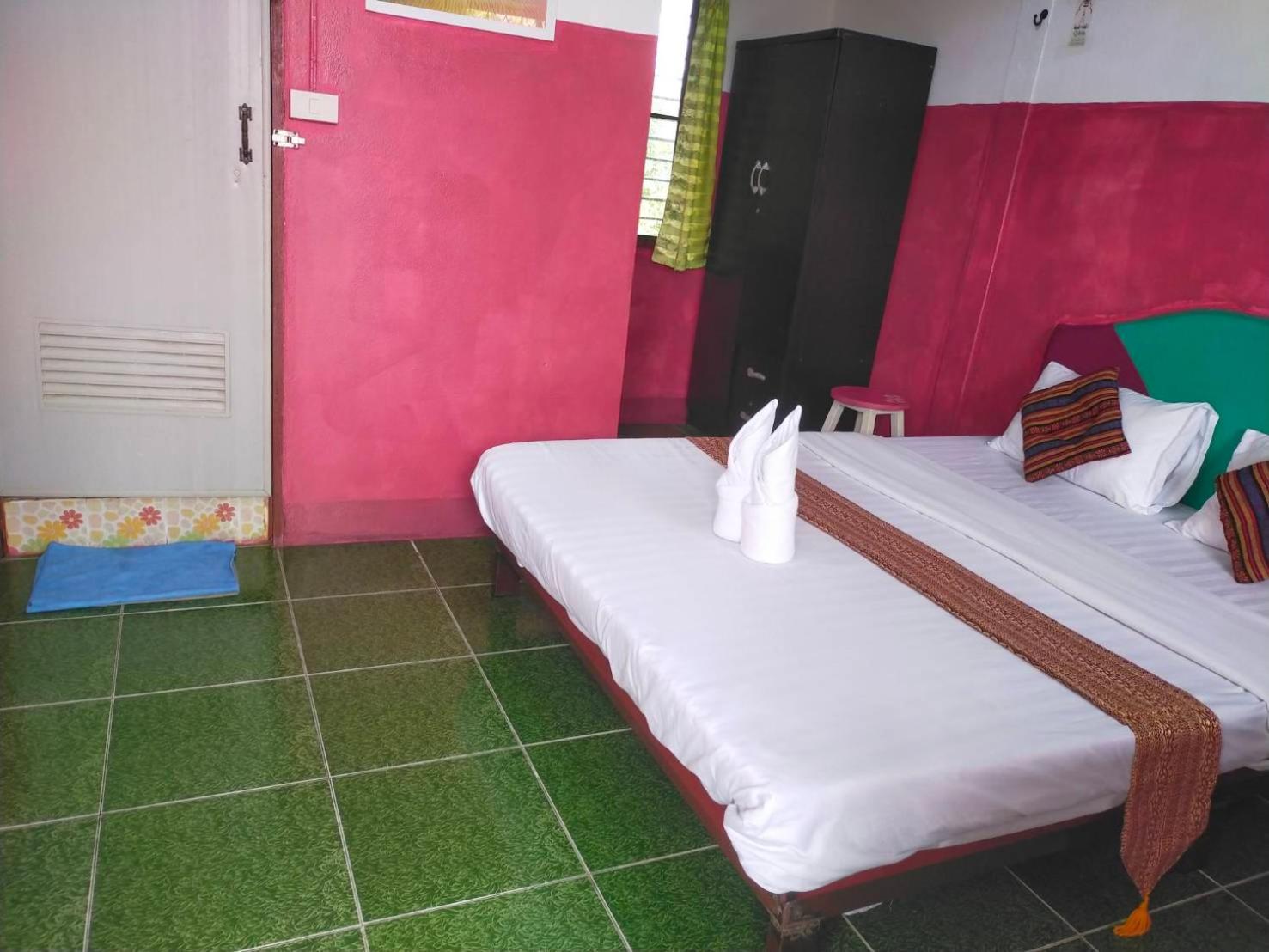 King Room with Private Bathroom - Photo 2