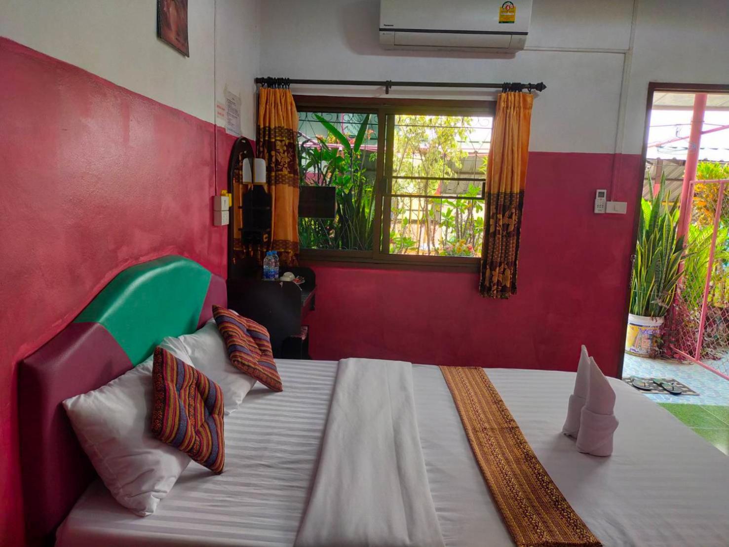 King Room with Private Bathroom - Photo 6