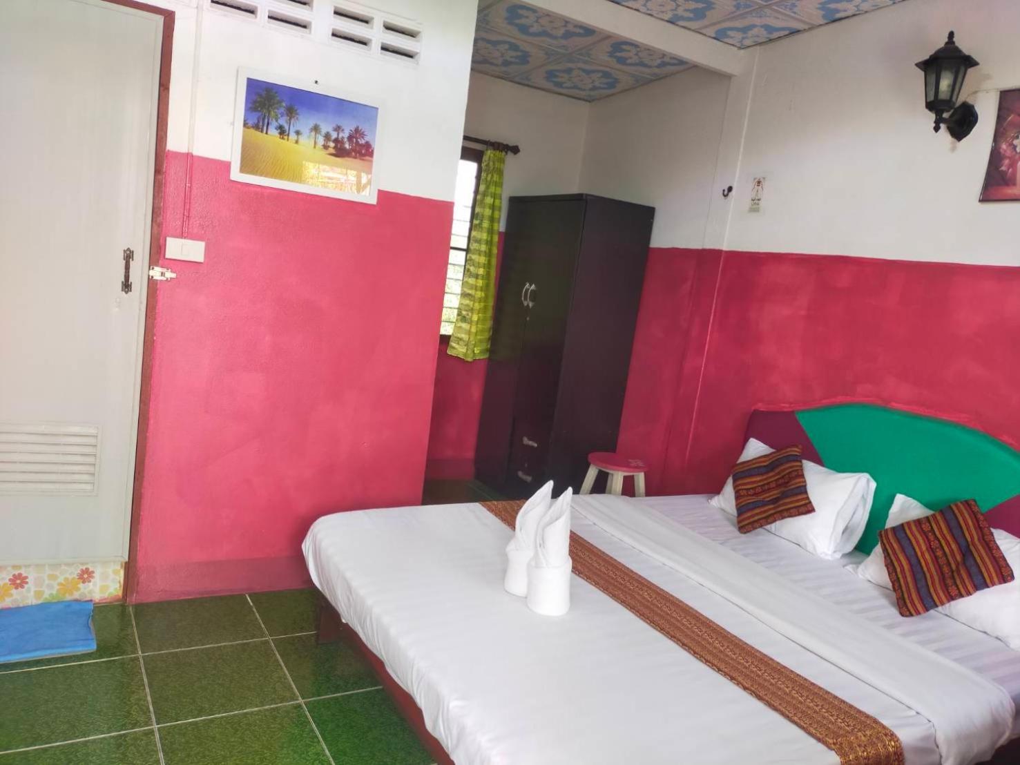 King Room with Private Bathroom - Photo 13
