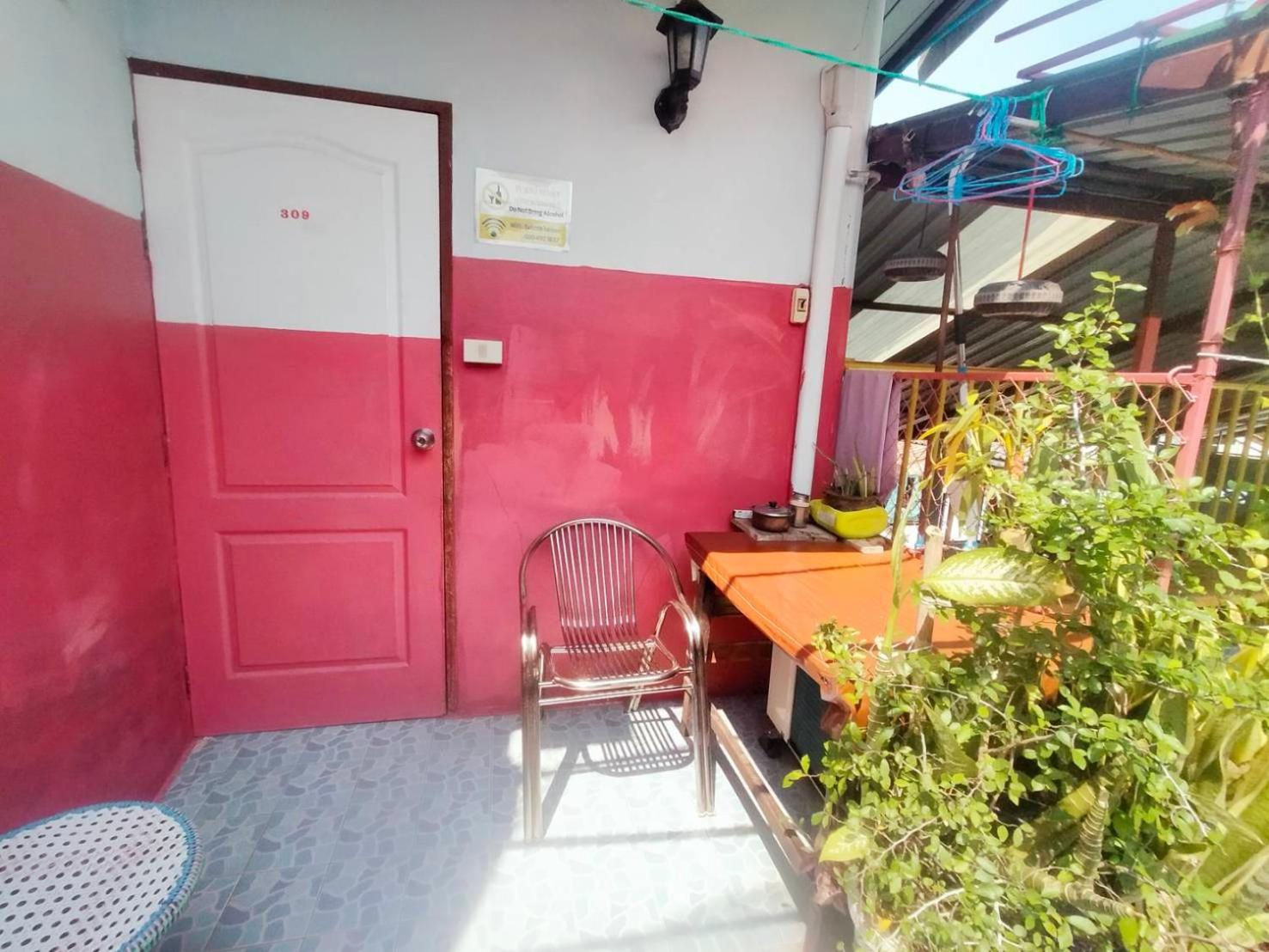 Classic Triple Room with Private Bathroom - Photo 6