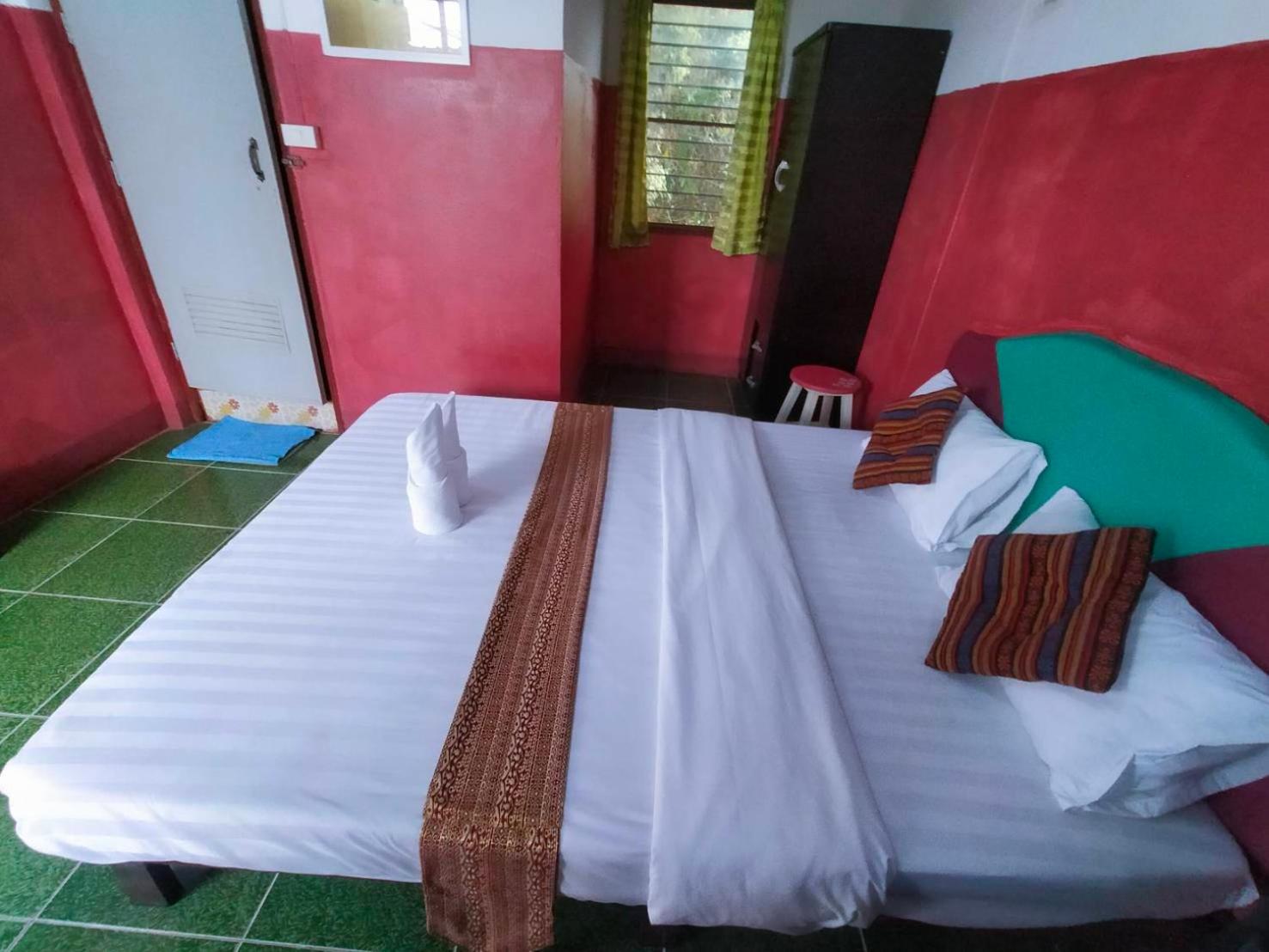 King Room with Private Bathroom - Photo 7