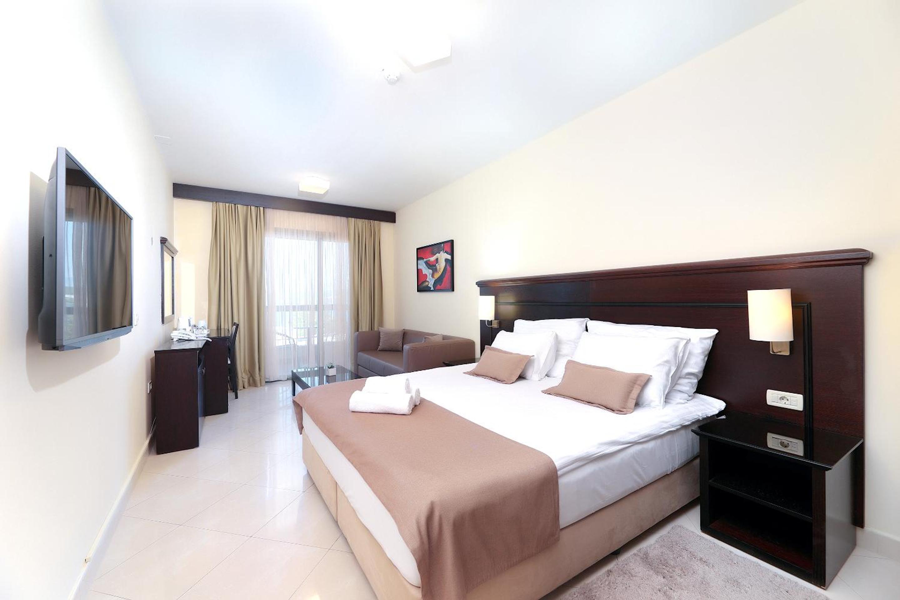 Habitación Doble Comfort con Terraza (2 Adultos + 2 Niños)