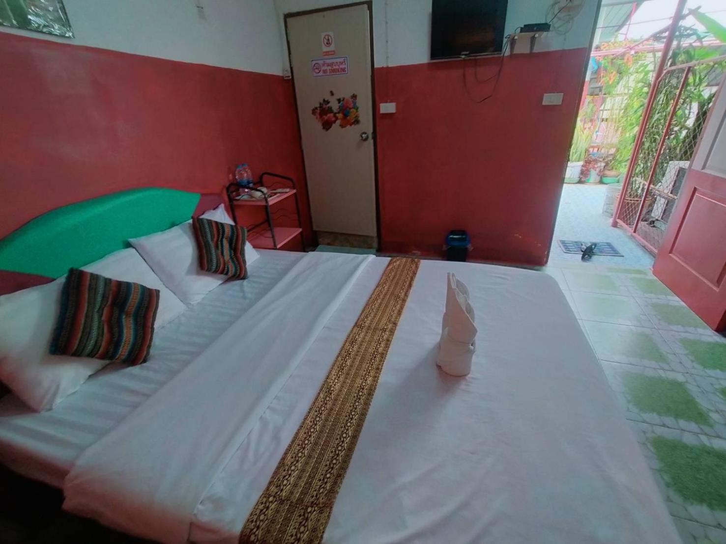 King Room with Private Bathroom - Photo 12