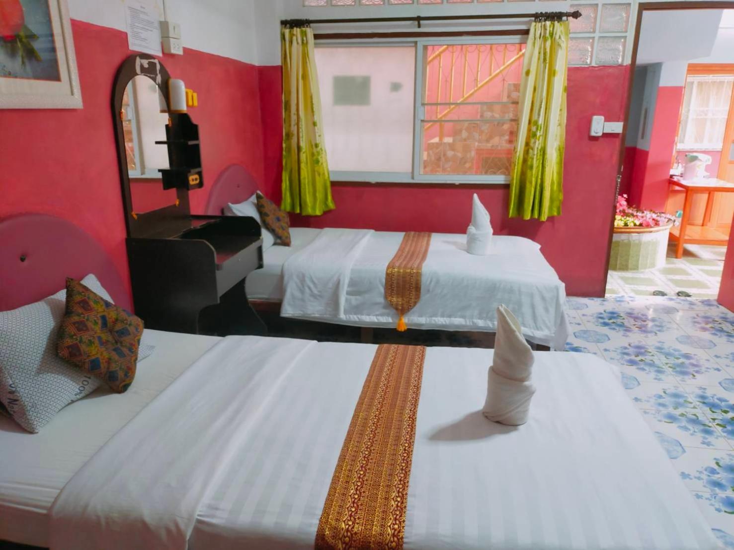 Twin Room with Private Bathroom - Fan - Photo 9