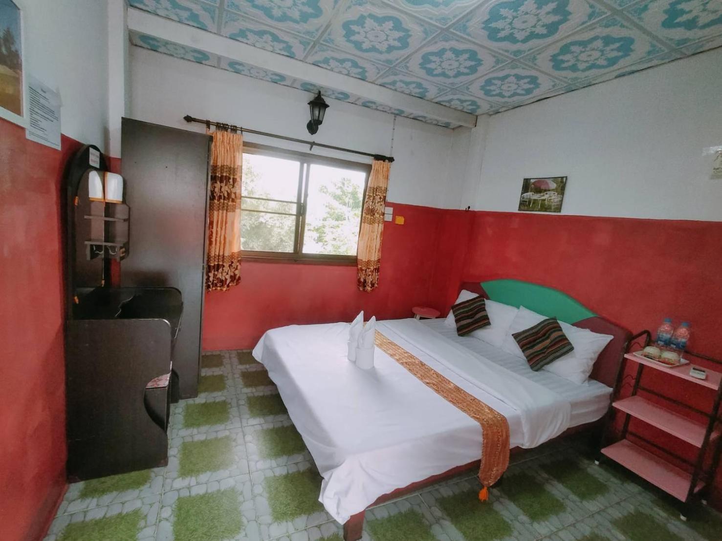 King Room with Private Bathroom - Photo 8