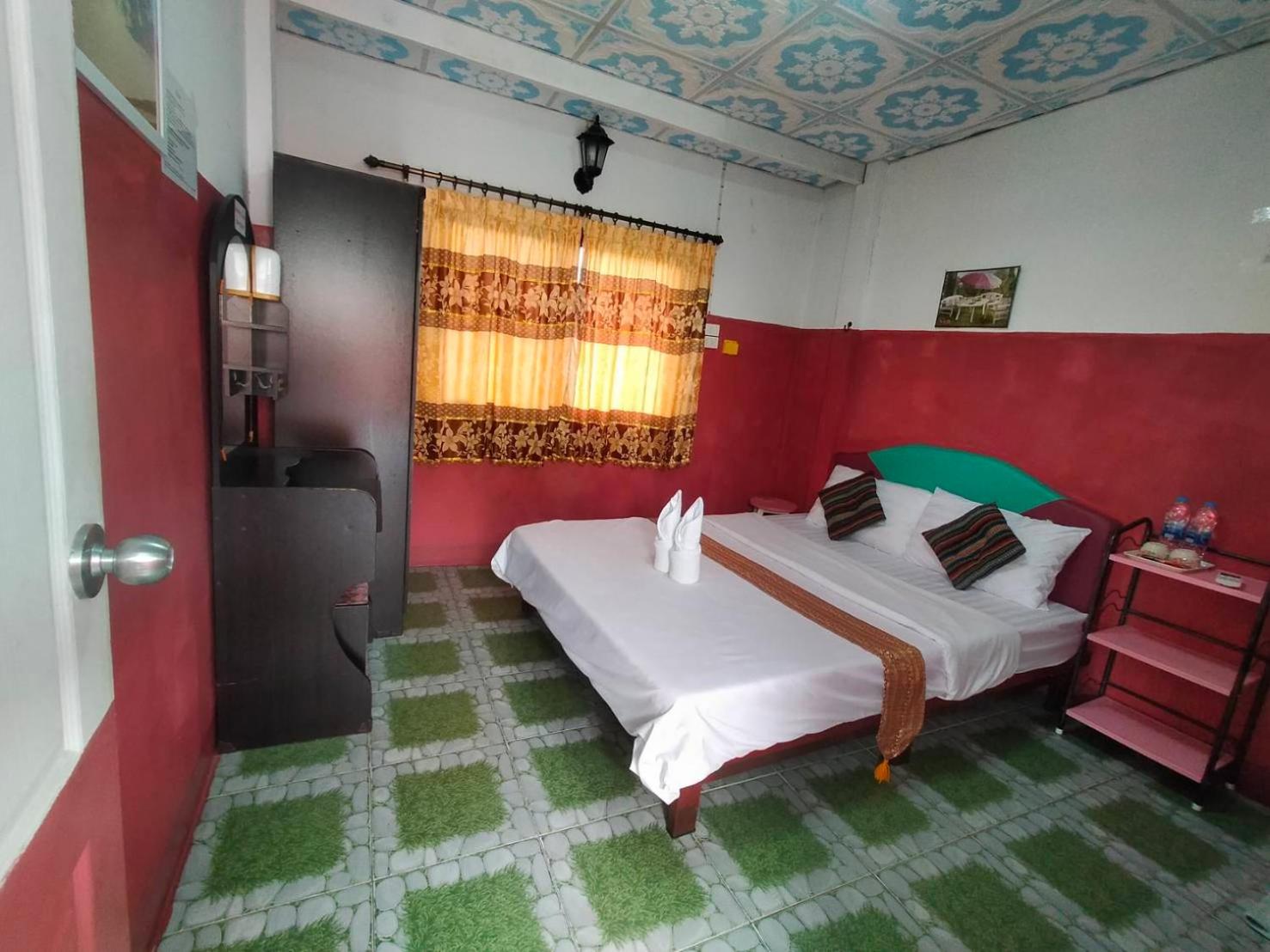King Room with Private Bathroom - Photo 4