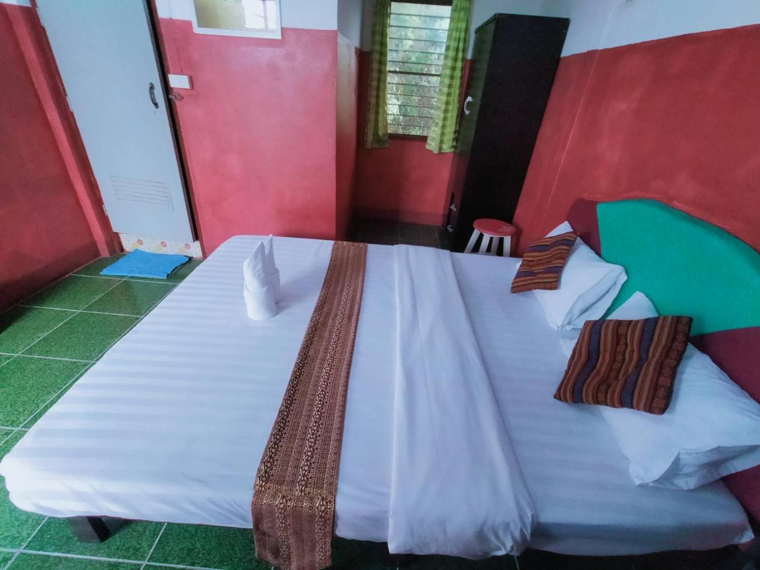 King Room with Private Bathroom - Photo 11