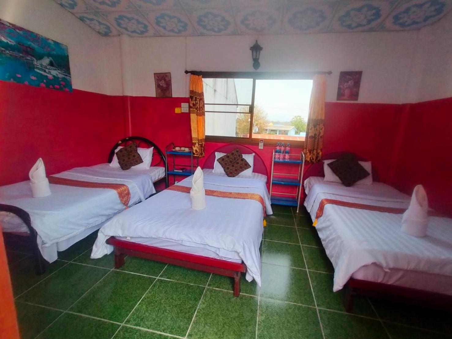Classic Triple Room with Private Bathroom - Photo 10