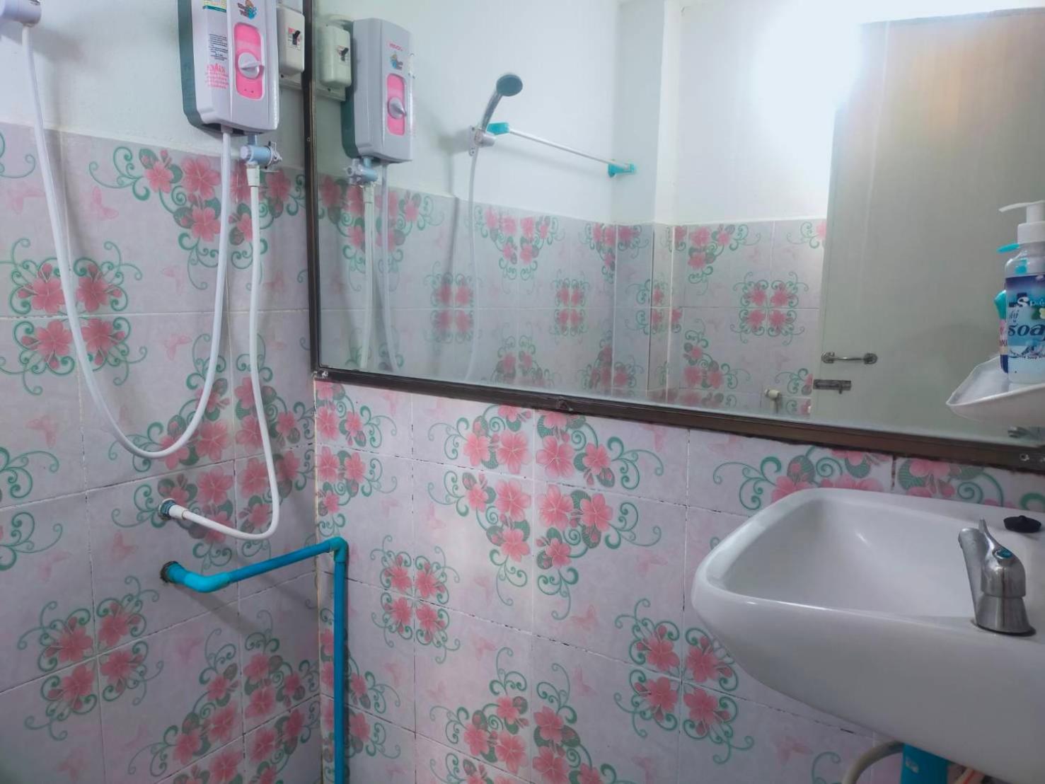Twin Room with Private Bathroom - Fan - Photo 15