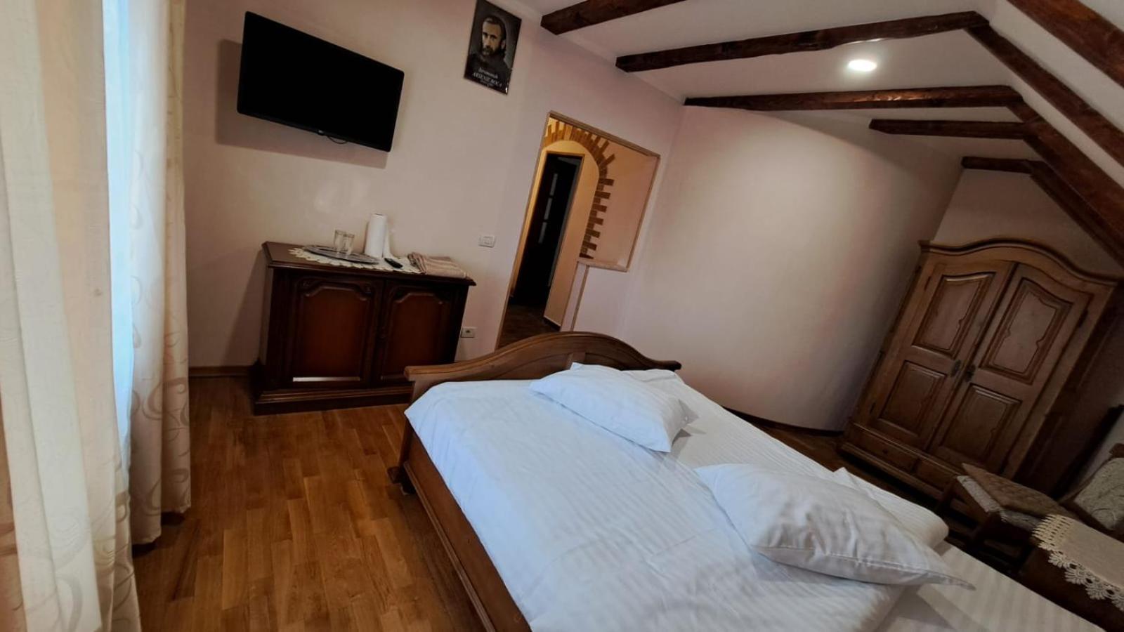 Queen Room with Balcony - Photo 1