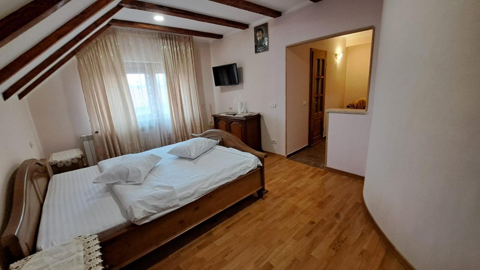 Queen Room with Balcony - Photo 2