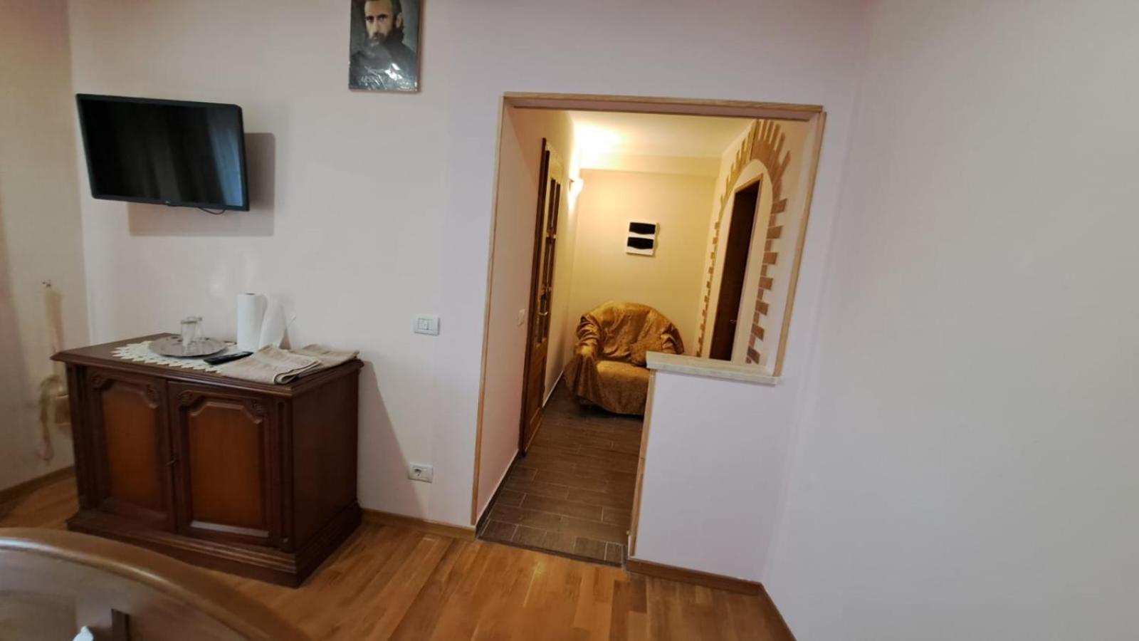 Queen Room with Balcony - Photo 3