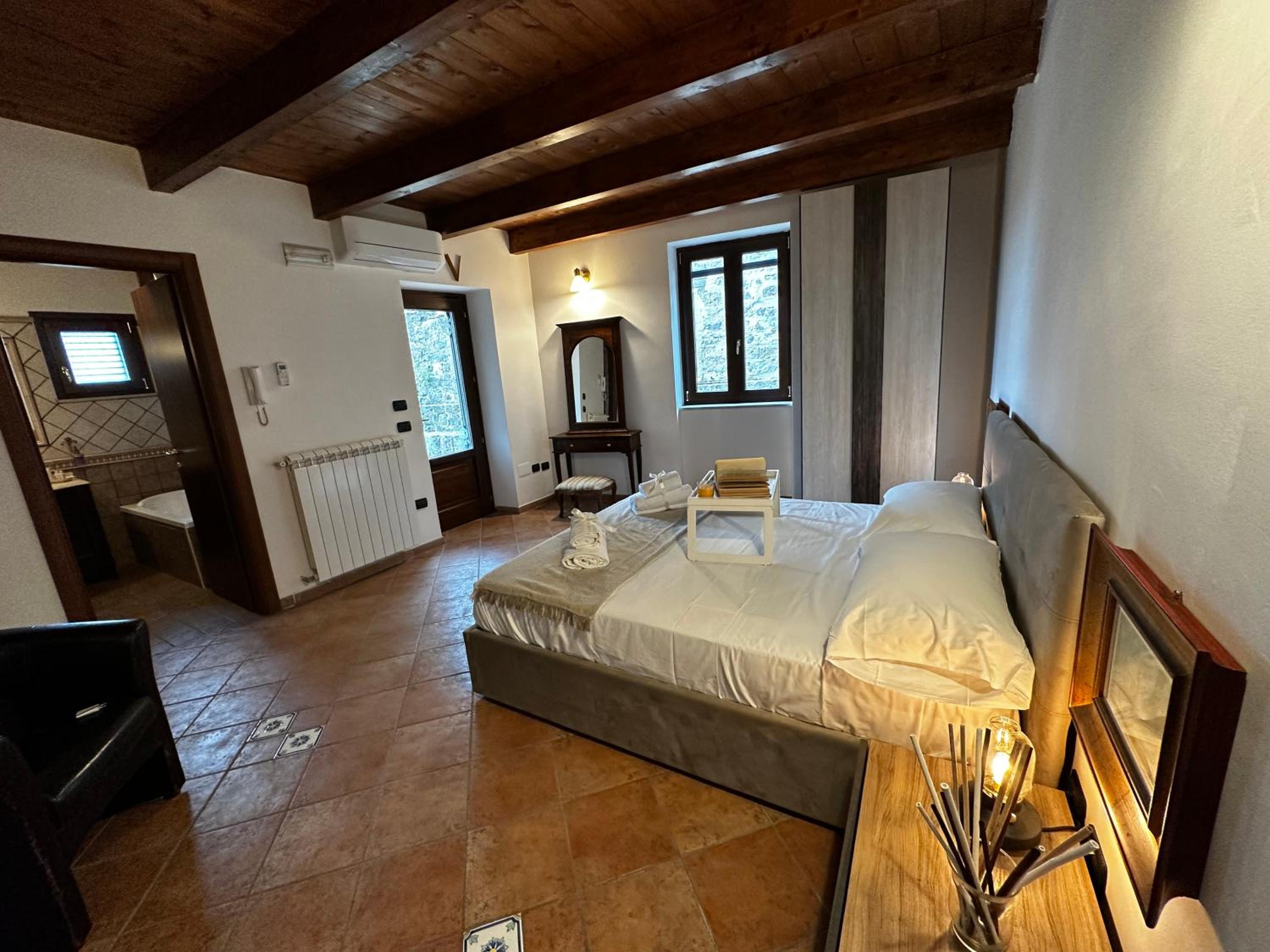 Deluxe King Suite photo 1