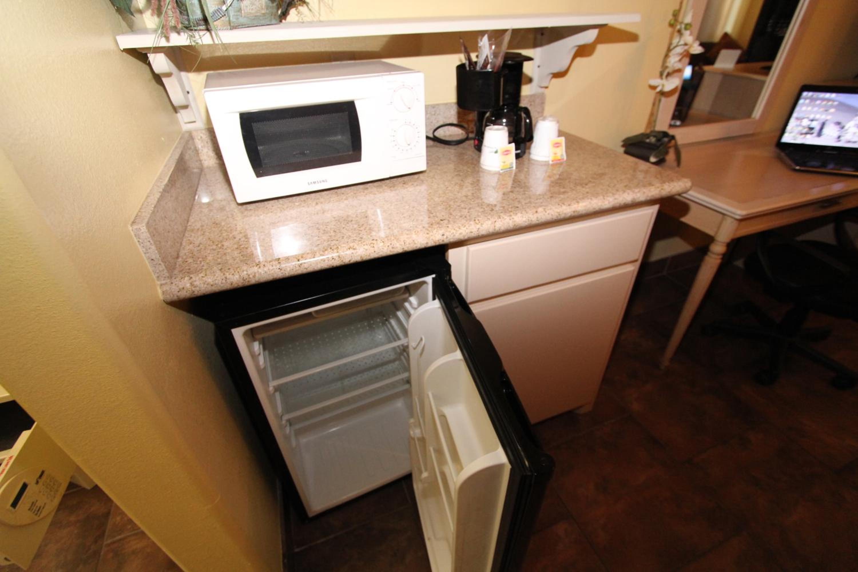 Queen Room with Two Queen Beds and Roll-In Shower - Mobility Accessible/Non-Smoking - Photo 5