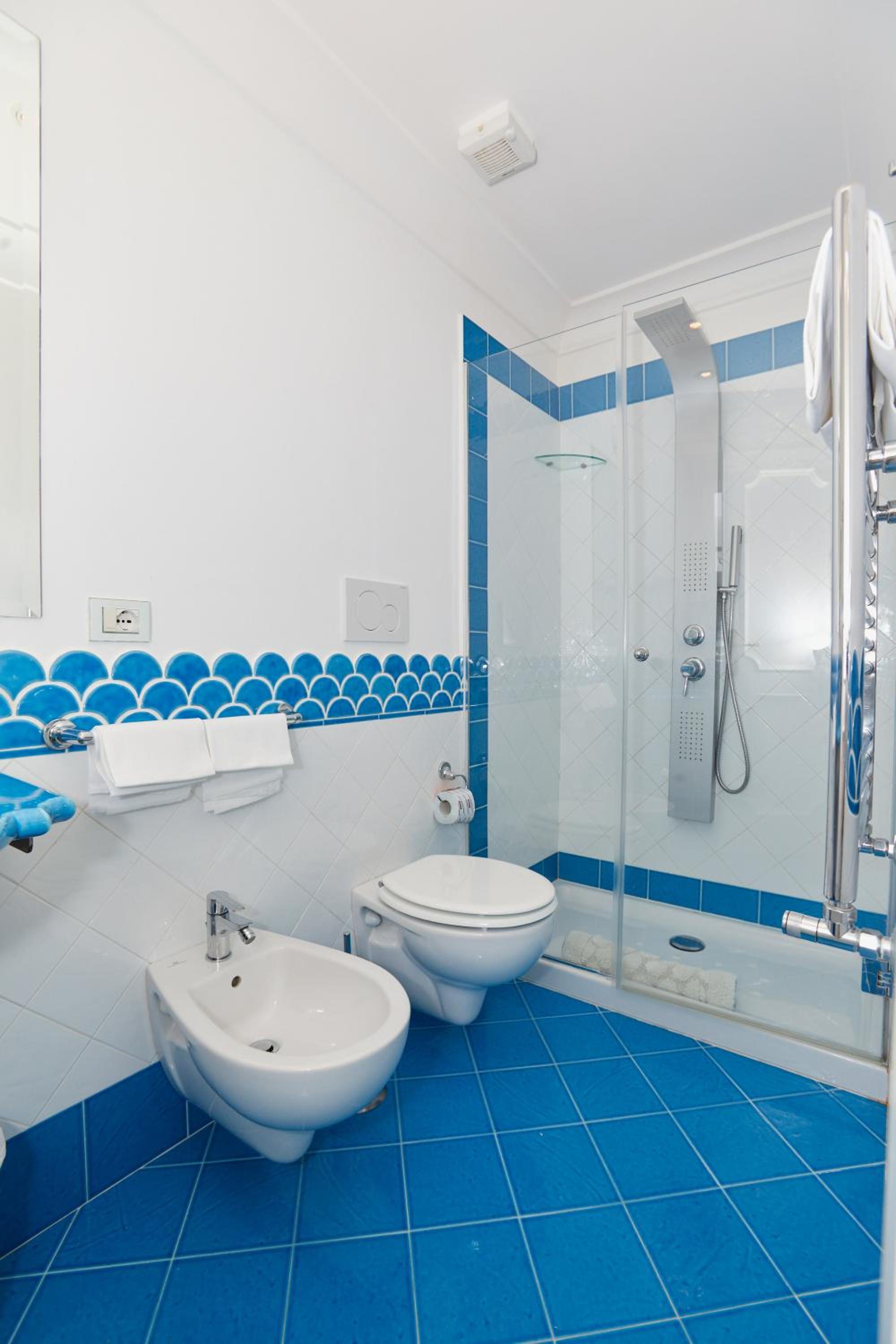 Superior Triple Room with Balcony and Sea View - Photo 7