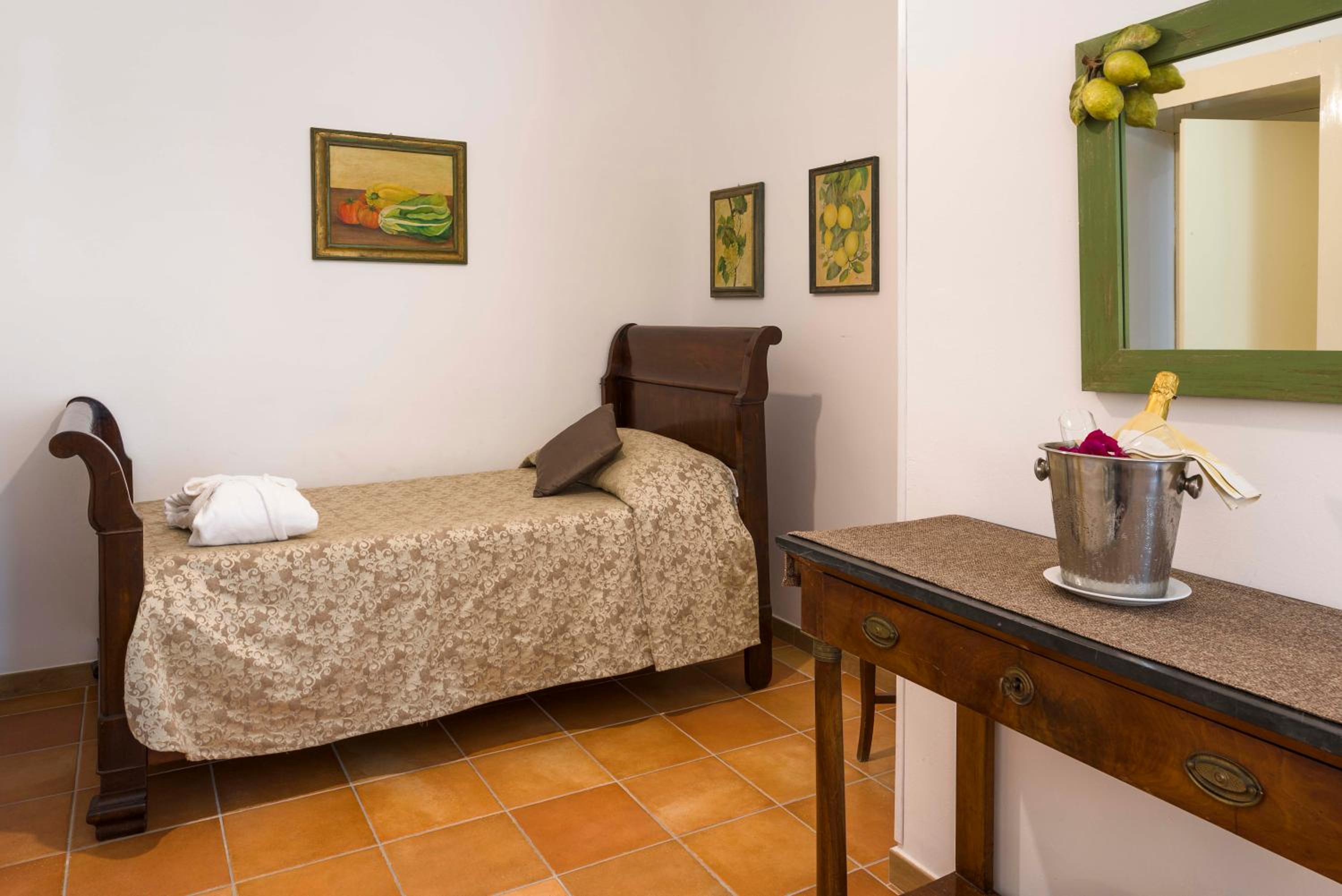 Economy Triple Room - Photo 3