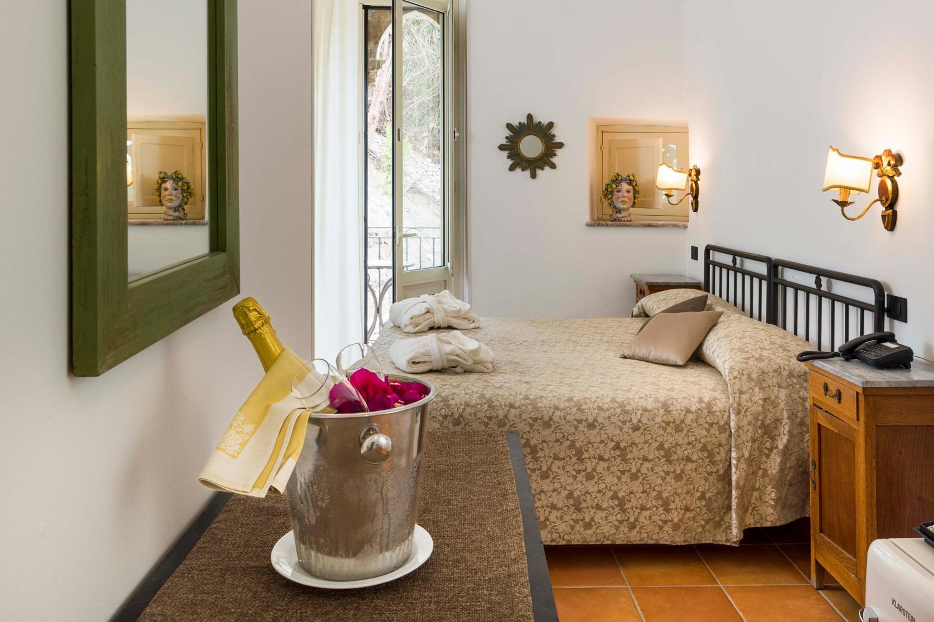 Economy Triple Room - Photo 4