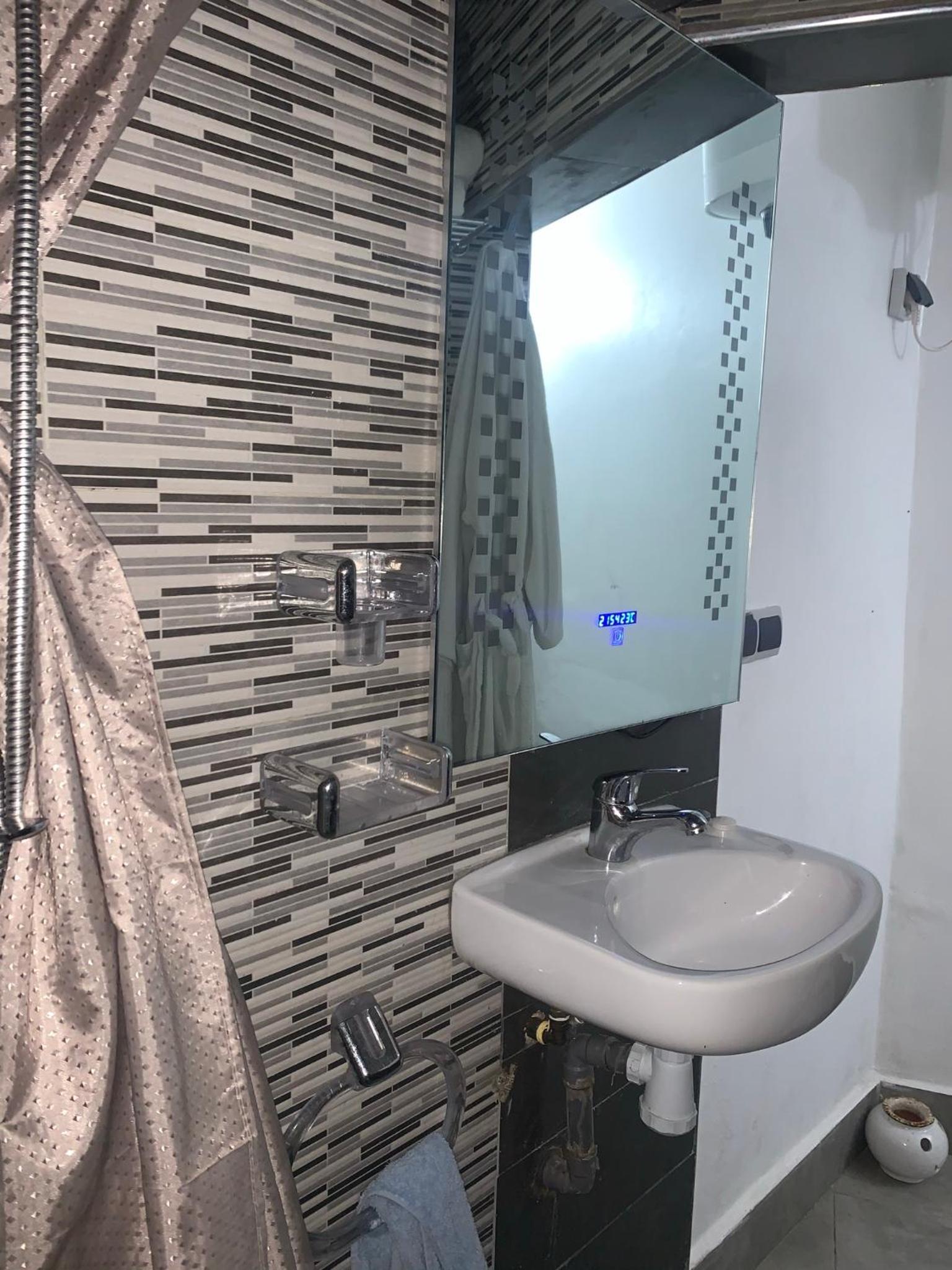 One-Bedroom Apartment - Photo 2