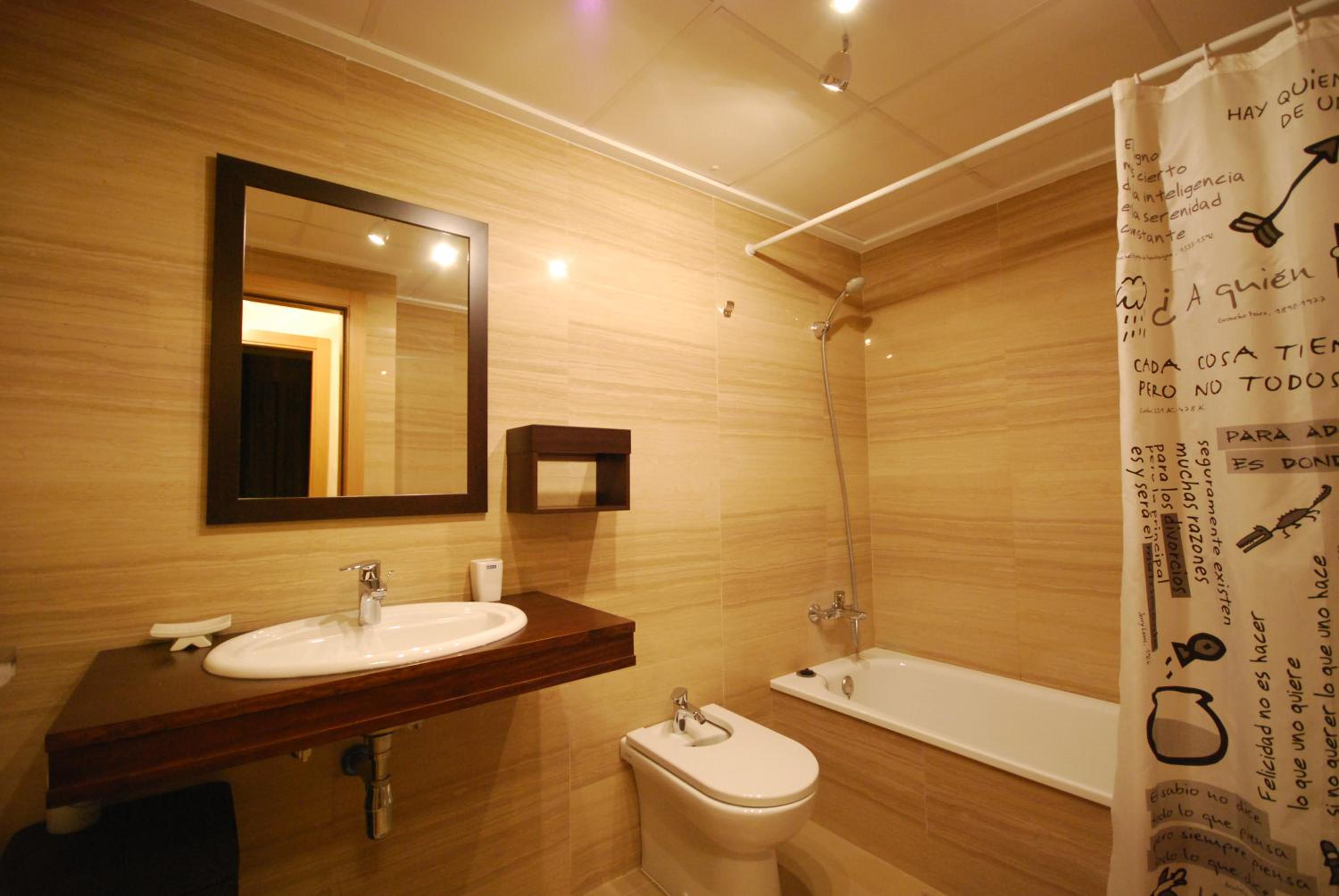 One-Bedroom Apartment with Balcony and Mountain View   photo 3