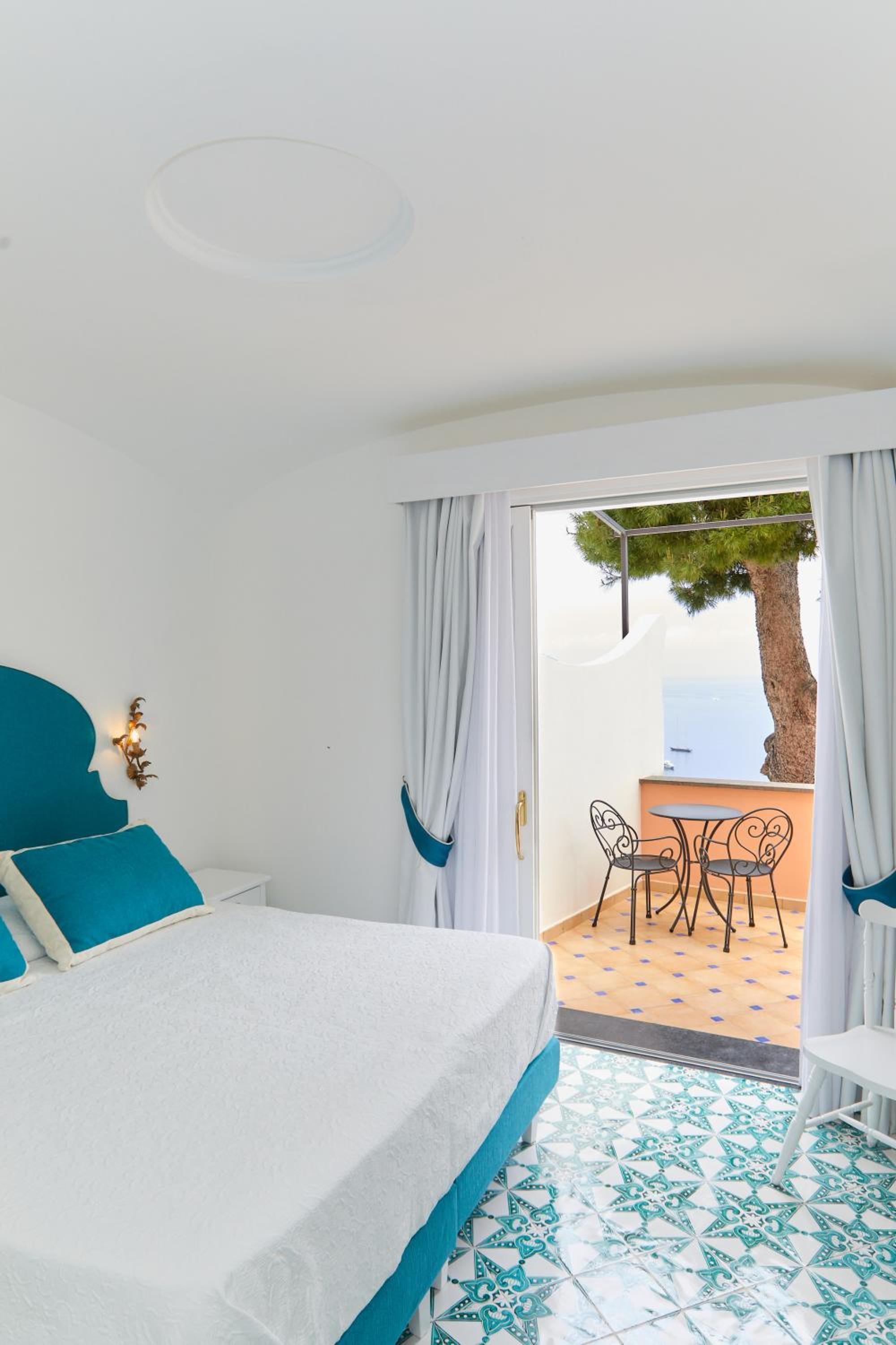 Deluxe Double Room with Terrace and Sea View - Photo 11