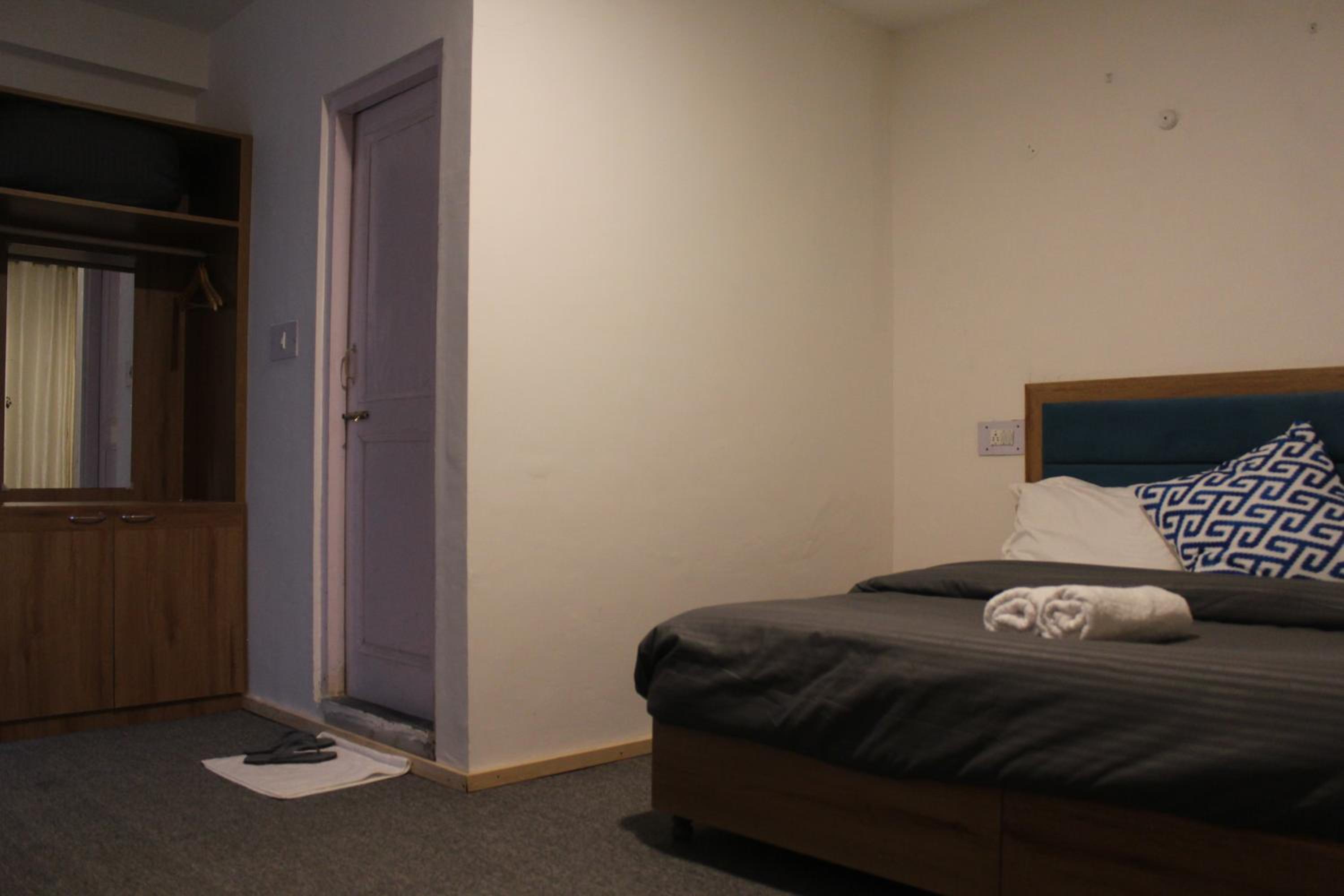 Deluxe Double Room with Balcony - Photo 5